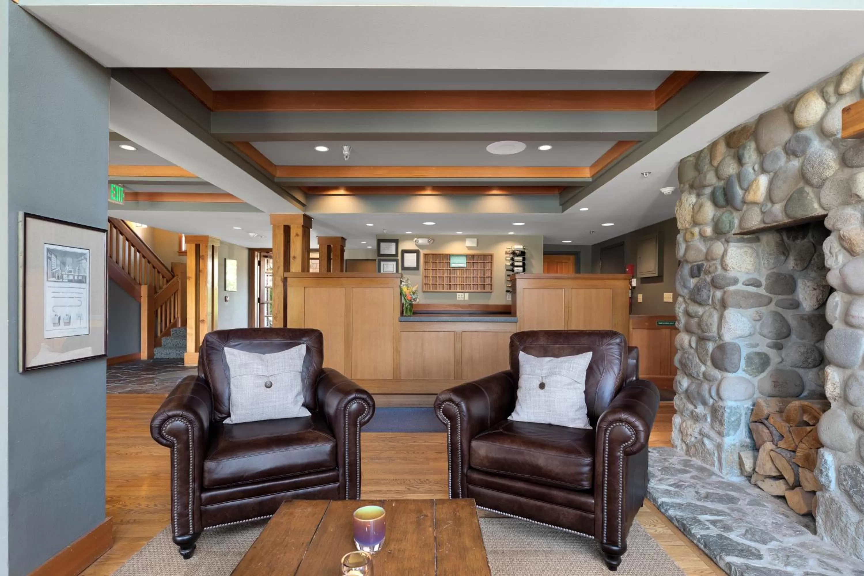 Communal lounge/ TV room in La Conner Channel Lodge