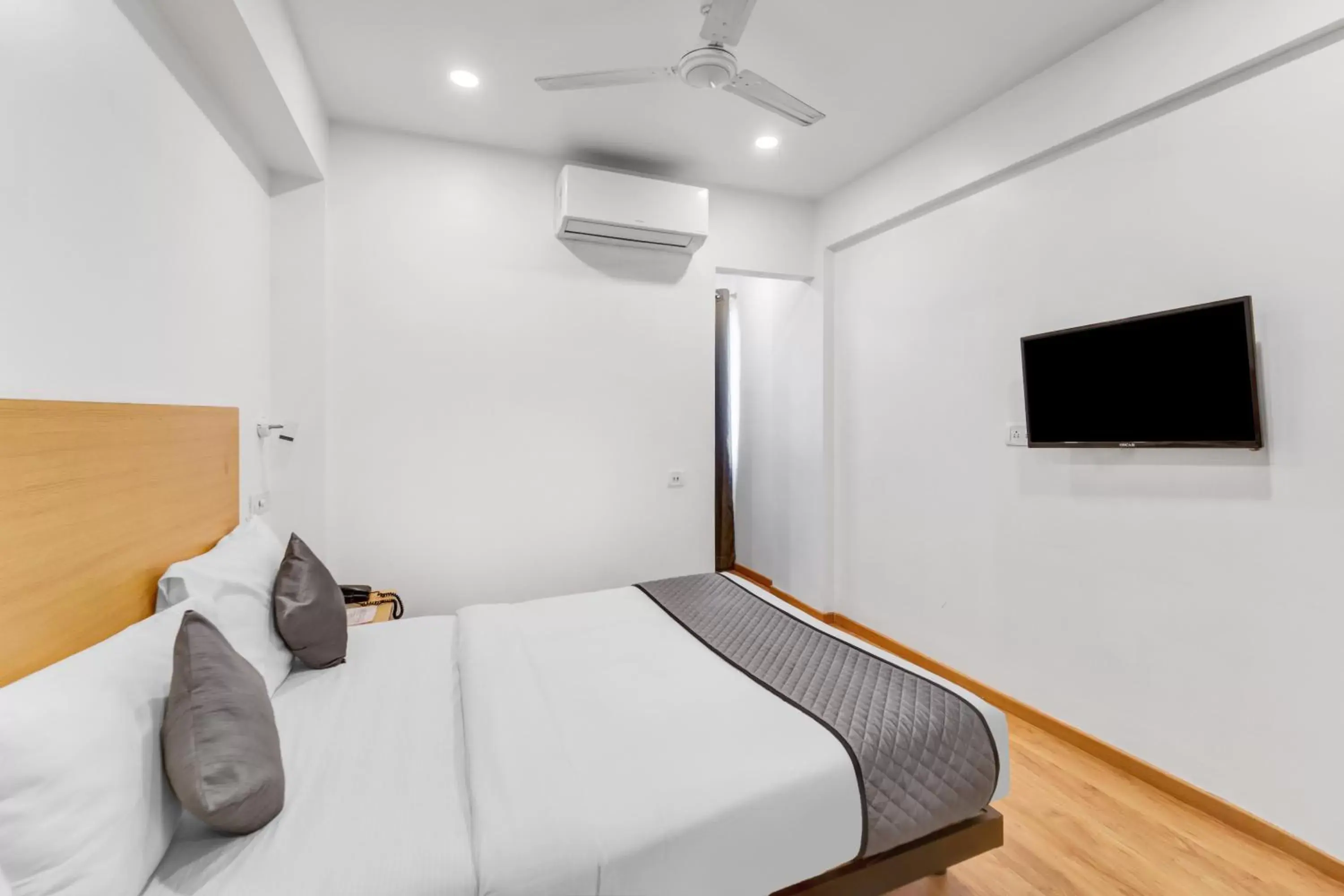 Communal lounge/ TV room, Bed in UPAR Hotels Thoraipakkam, OMR Communal lounge/ TV room, Bed in UPAR Hotels Thoraipakkam, OMR