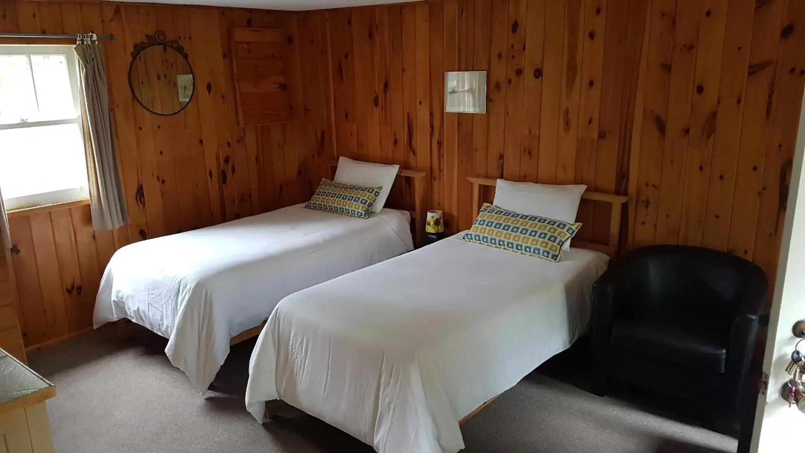 Bed in Parkway Cottage Resort and Trading Post