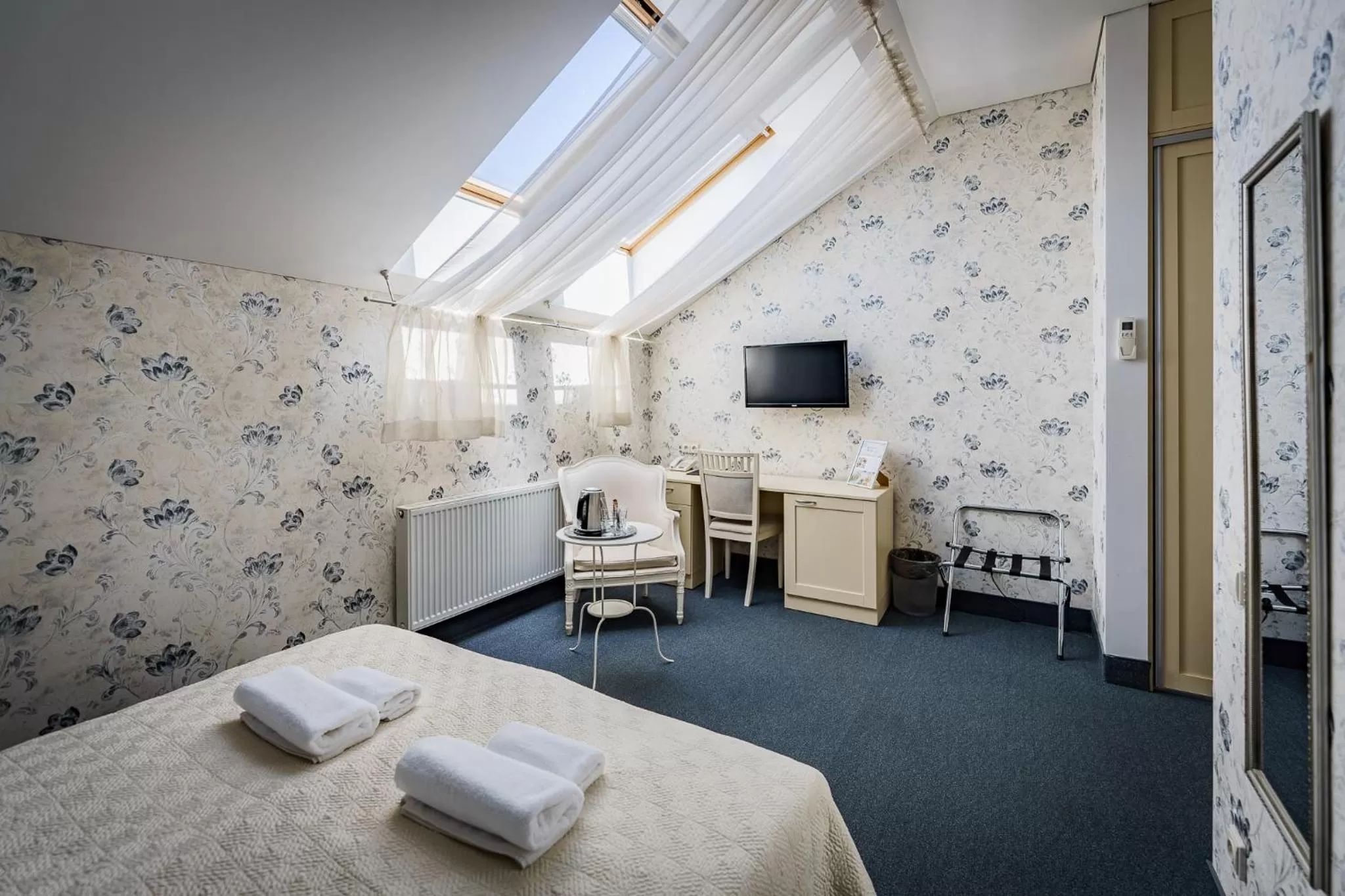 Photo of the whole room, Bed in Moon Garden Old Town Hotel