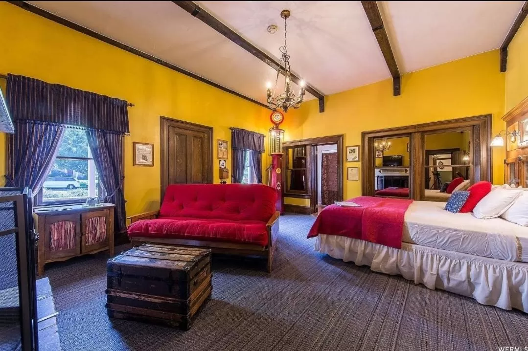 Photo of the whole room, Bed in The Mulberry Inn -An Historic Bed and Breakfast