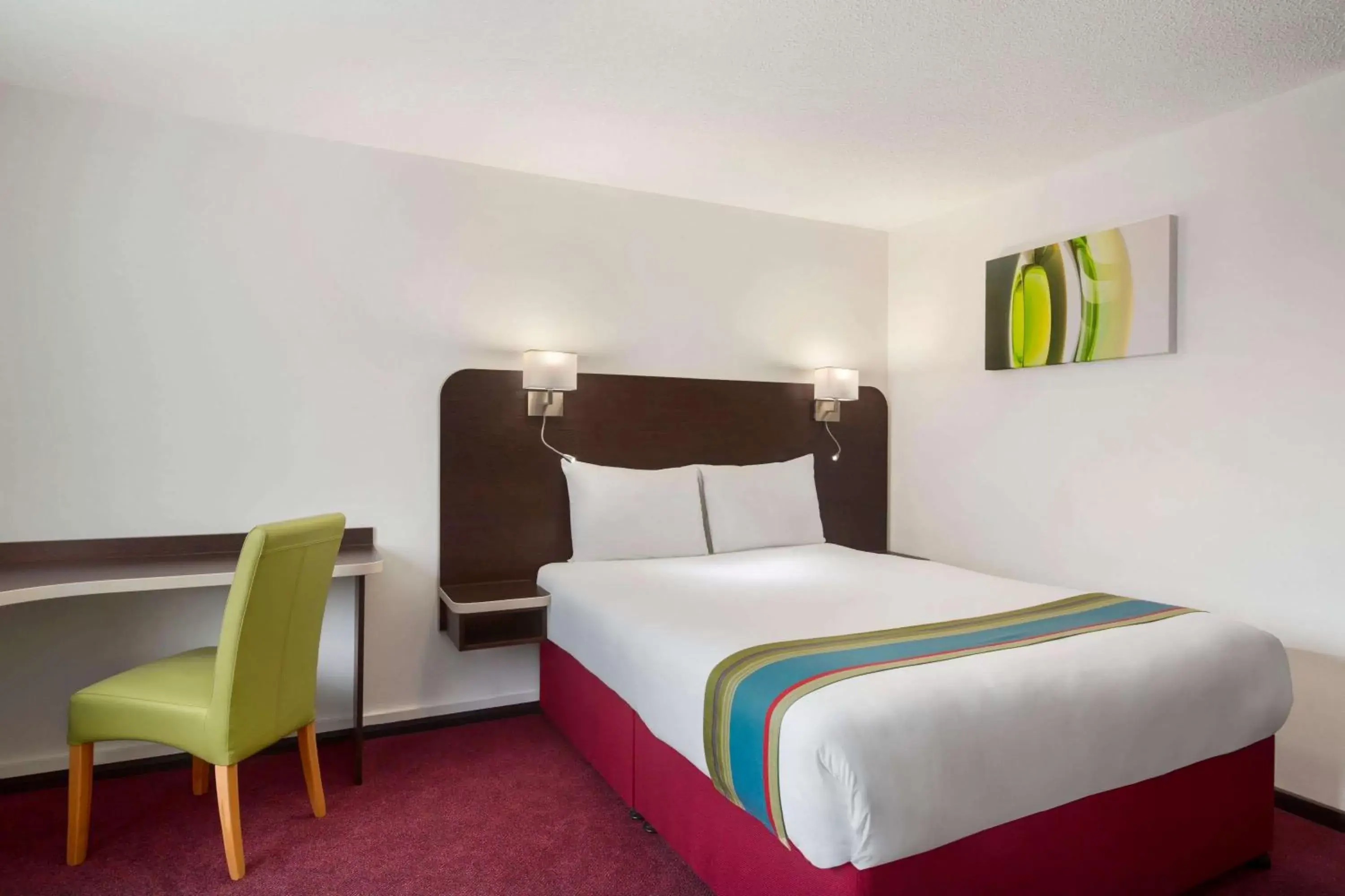 Photo of the whole room, Bed in Ramada London South Mimms