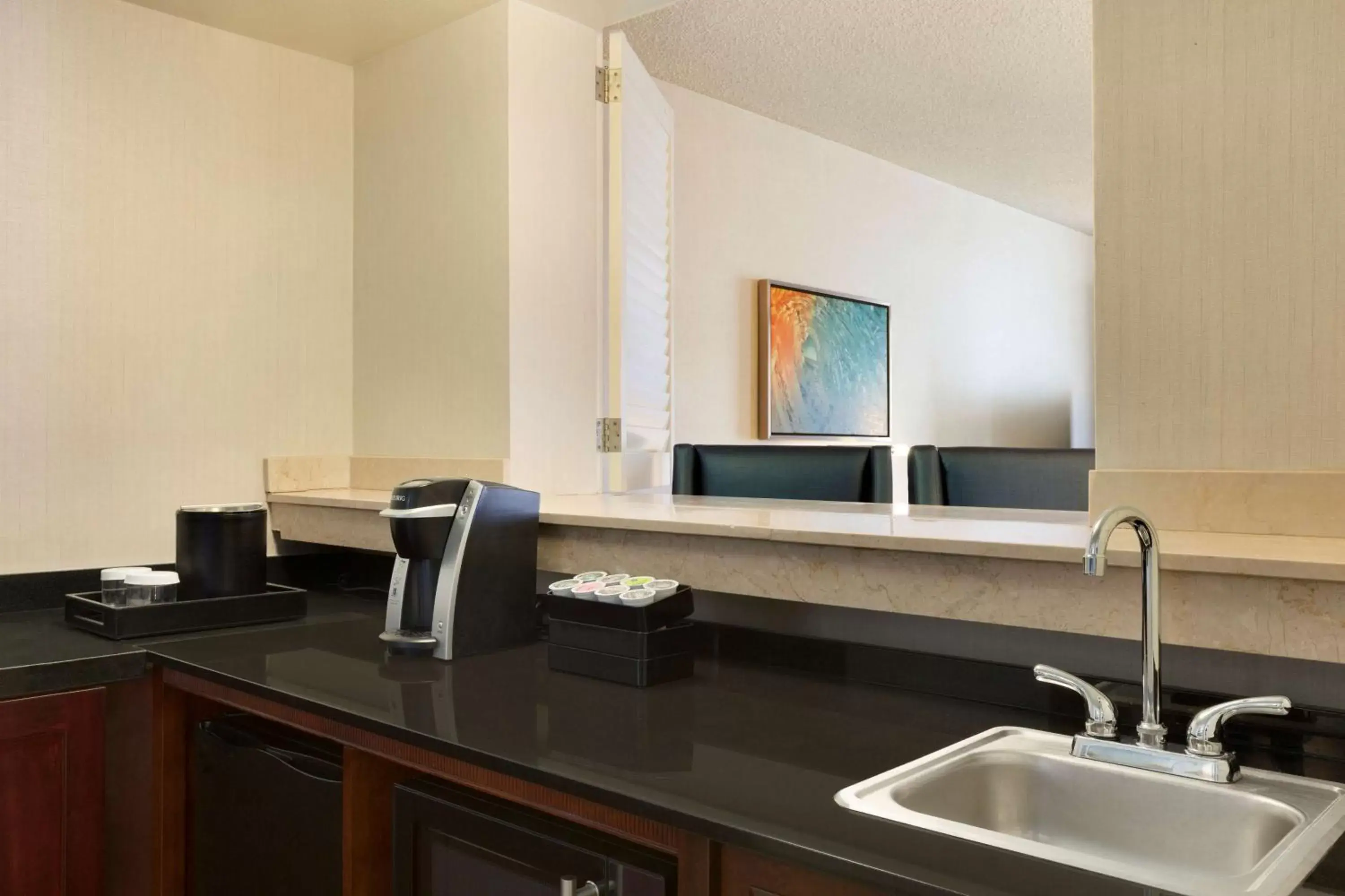 Bed, Kitchen/Kitchenette in Embassy Suites San Luis Obispo