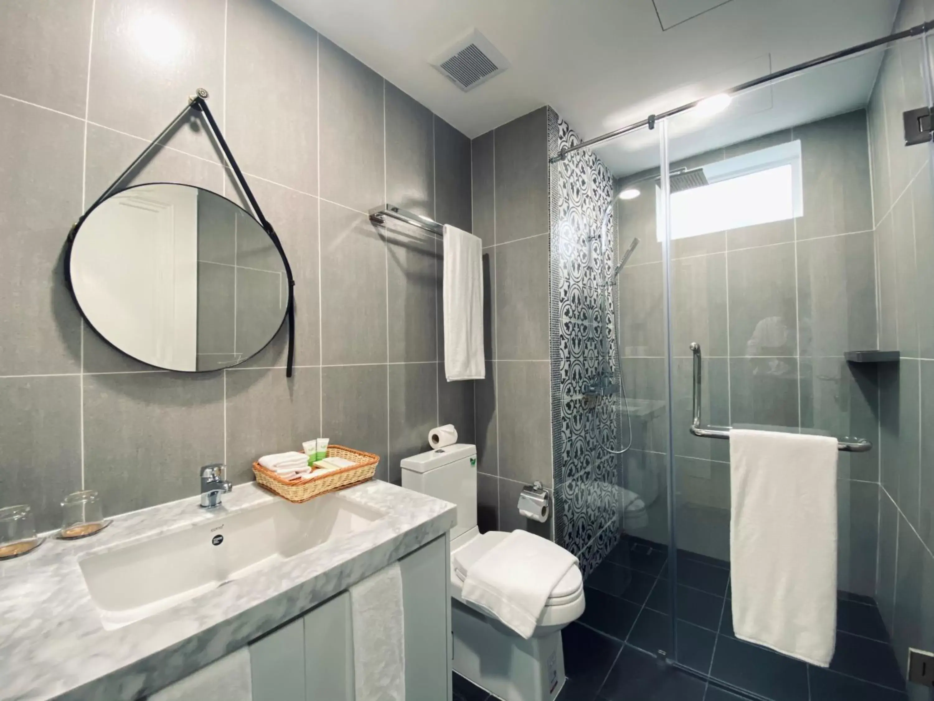 Shower, Bathroom in Helen Fin Inn & Apartment