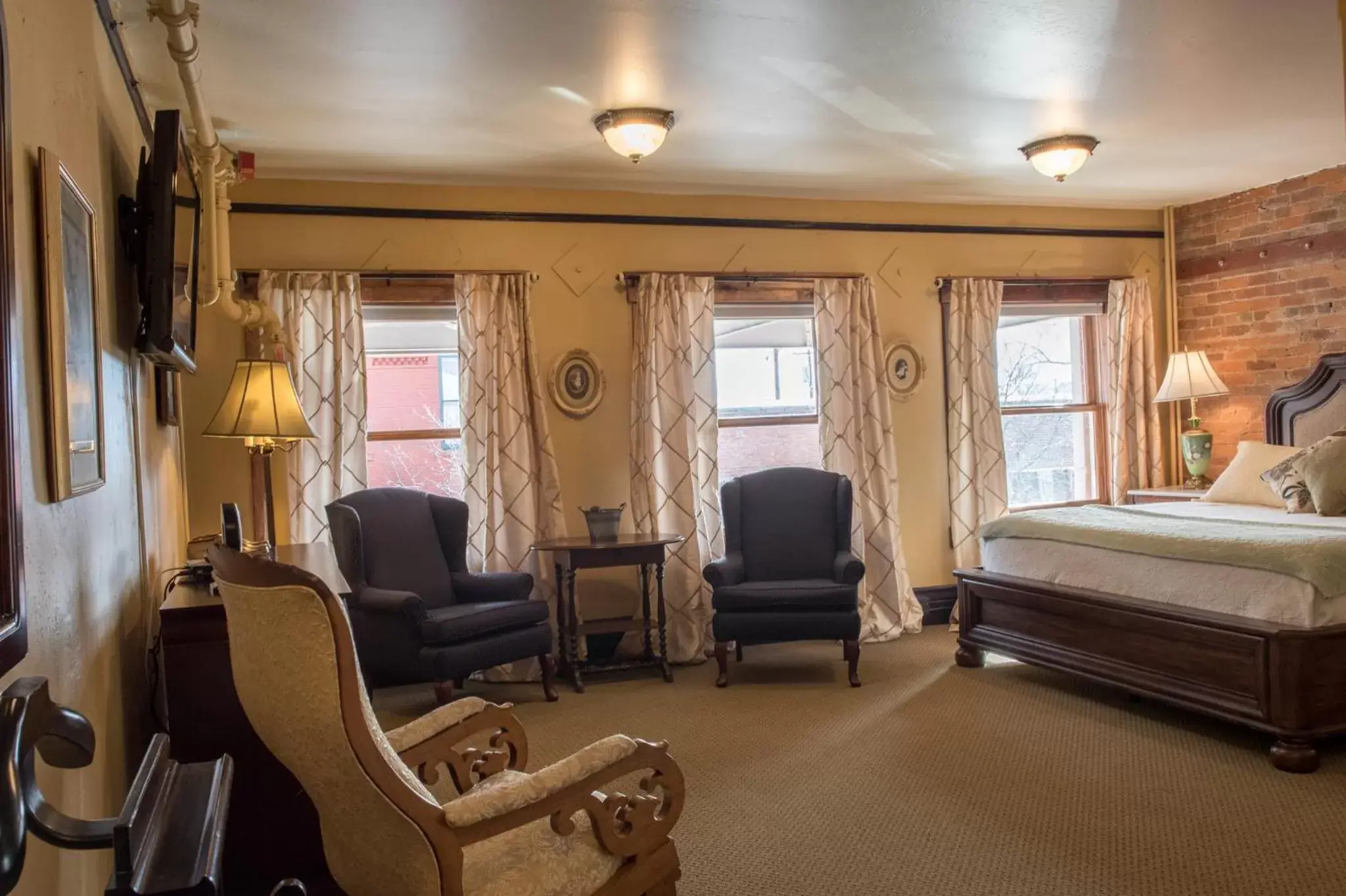 Bed, Seating Area in Weatherford Hotel