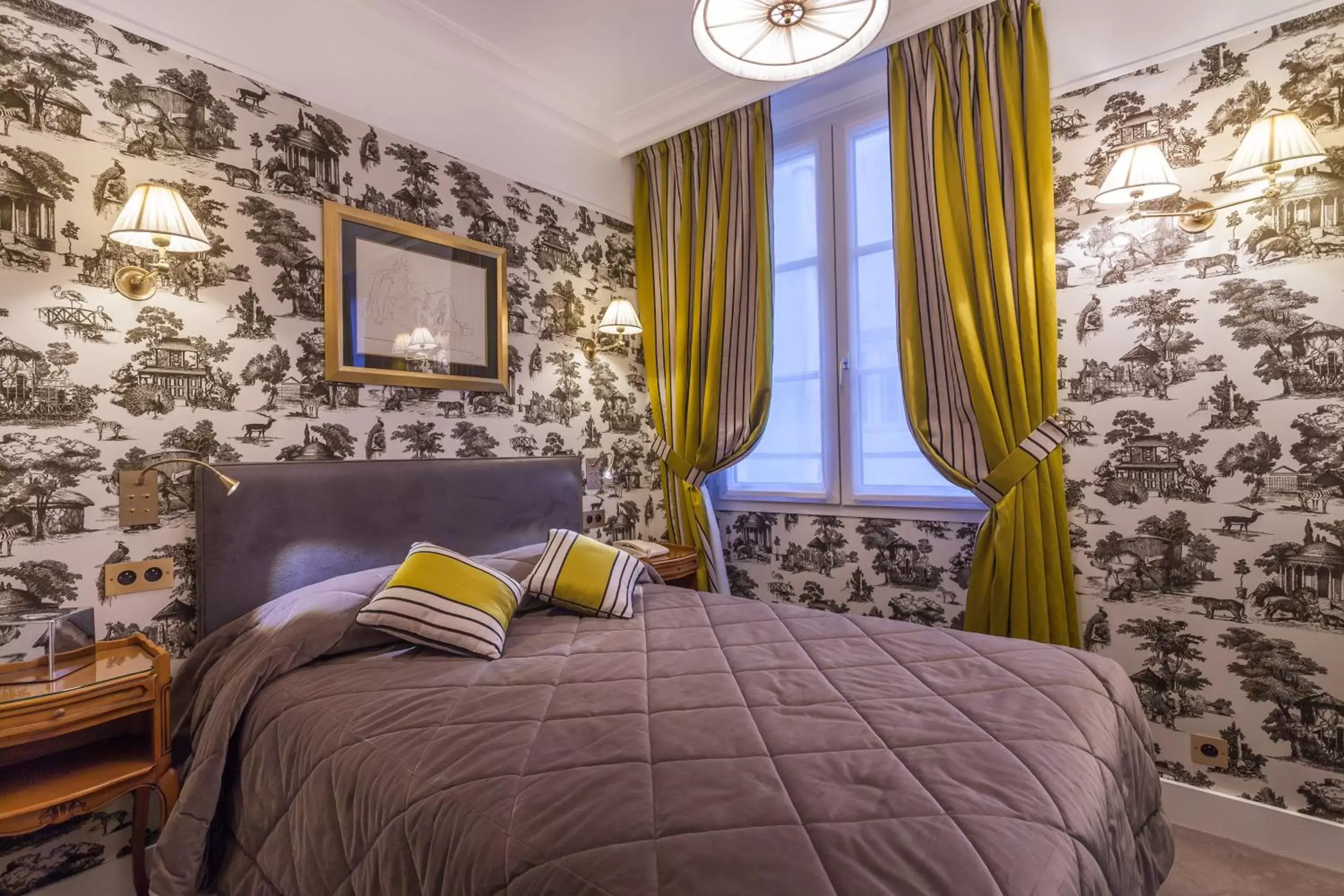 Bed, Room Photo in Grand Hôtel de L'Univers Saint-Germain