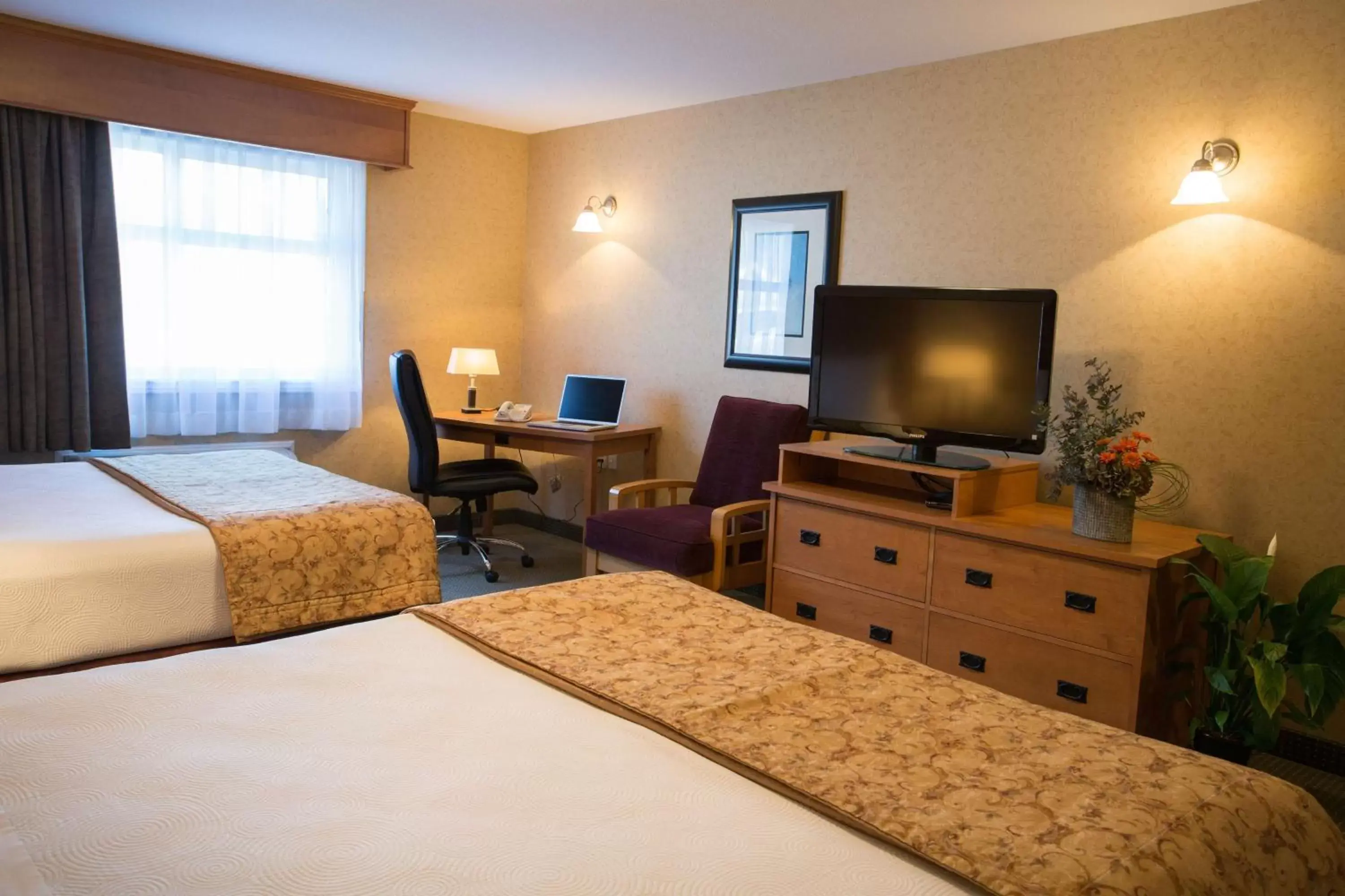 Photo of the whole room, TV/Entertainment Center in Best Western Sicamous Inn