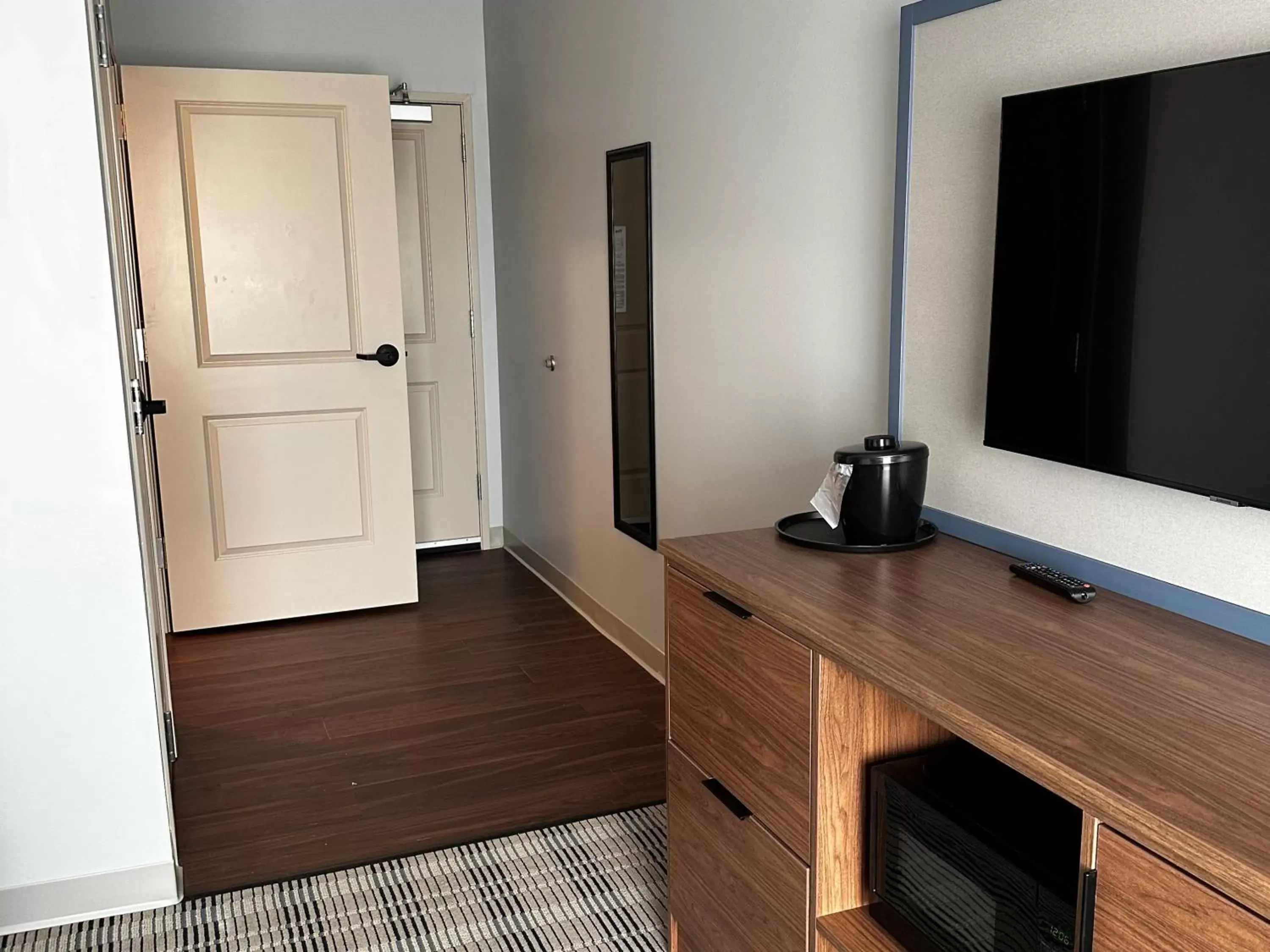 Bedroom, TV/Entertainment Center in AmericInn by Wyndham Mountain Home