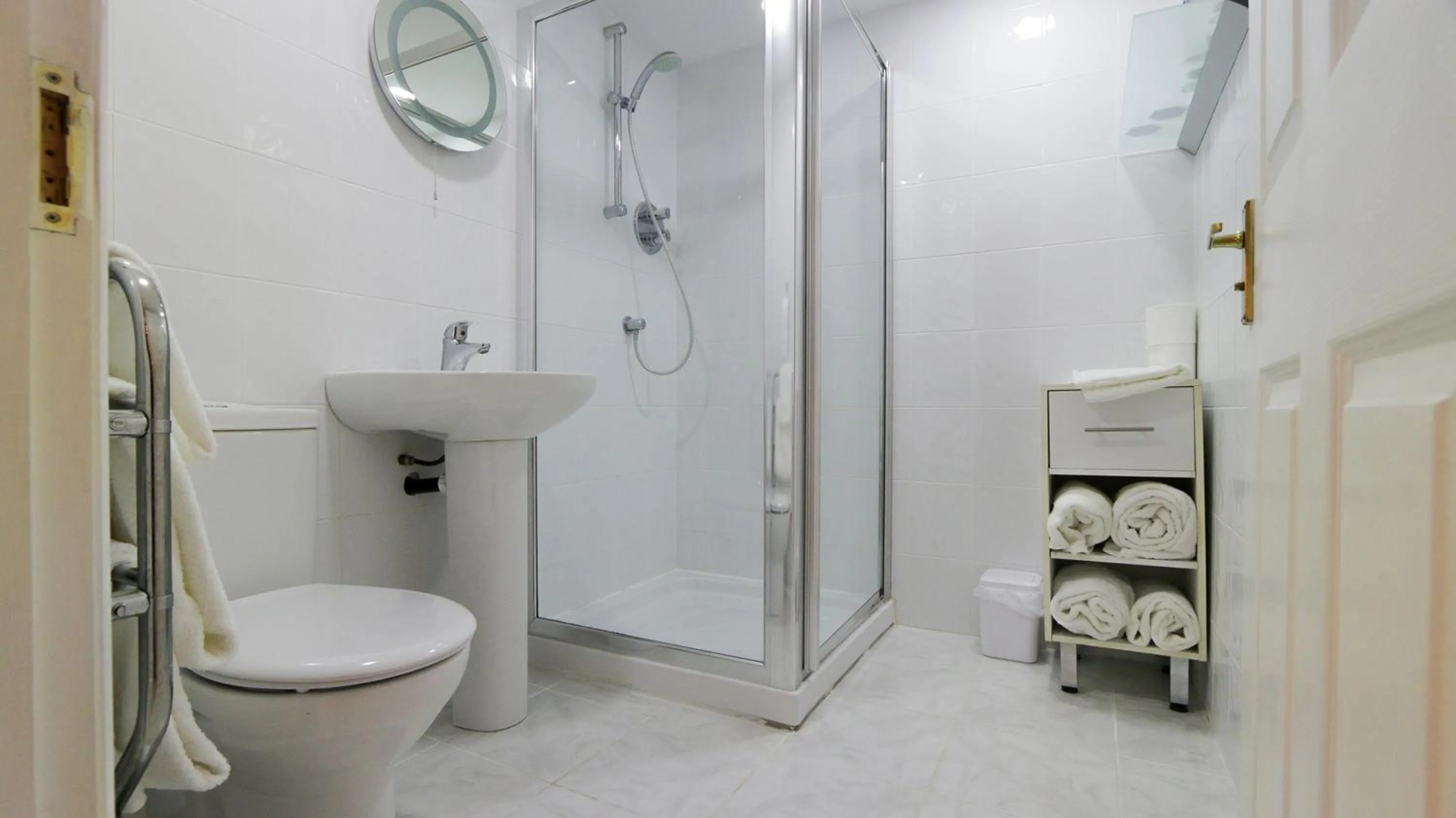 Bathroom in Centre Of Britain Hotel