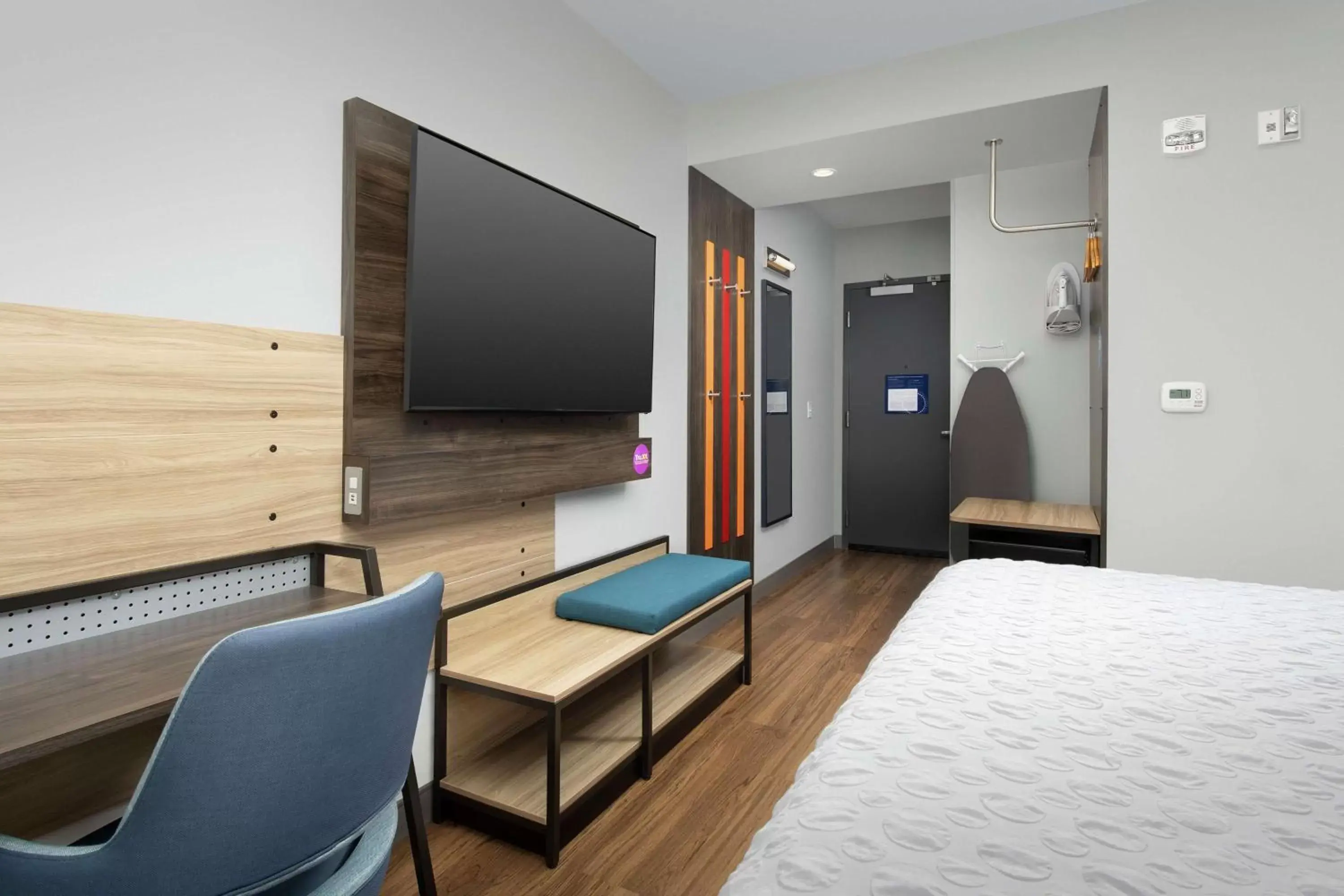 Bedroom, TV/Entertainment Center in Tru By Hilton Orangeburg