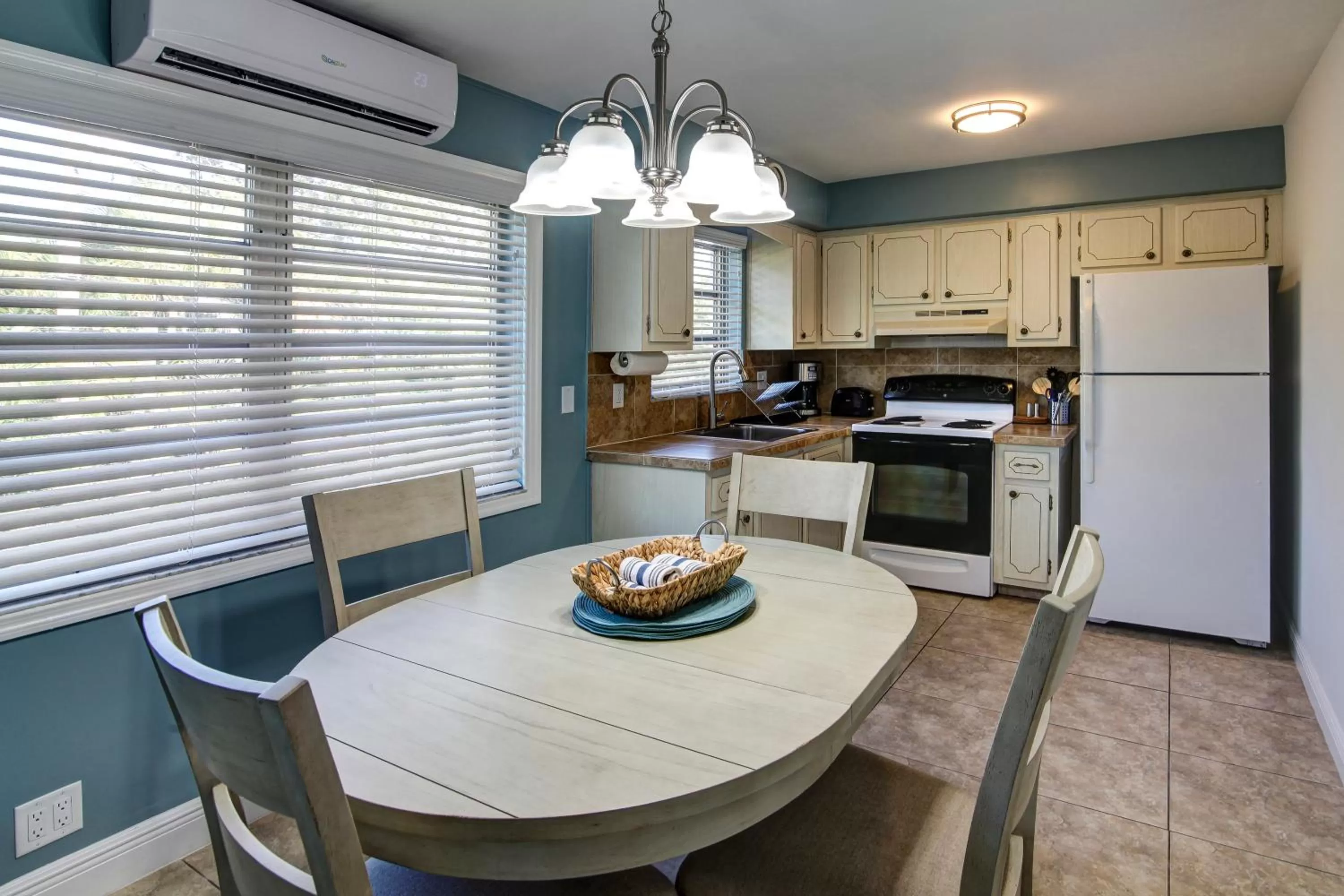 Kitchen or kitchenette in May-Dee Suites in Florida