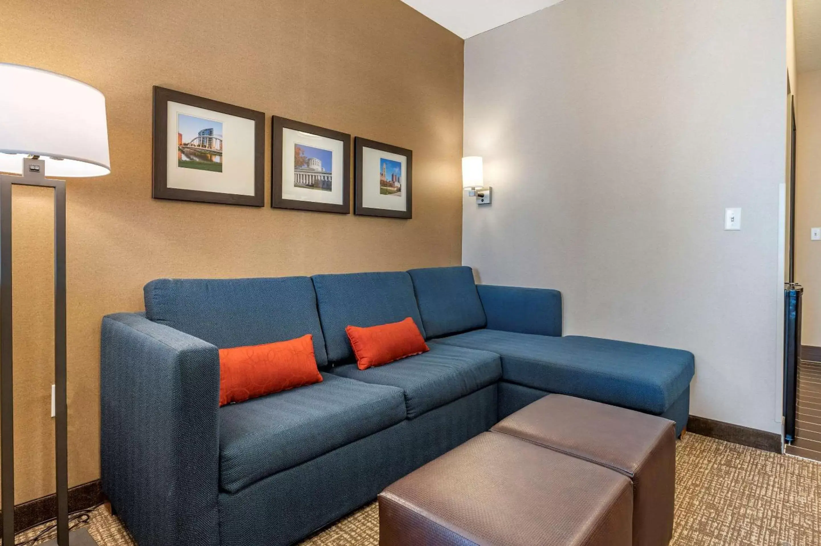 Photo of the whole room, Seating Area in Comfort Suites Columbus Airport