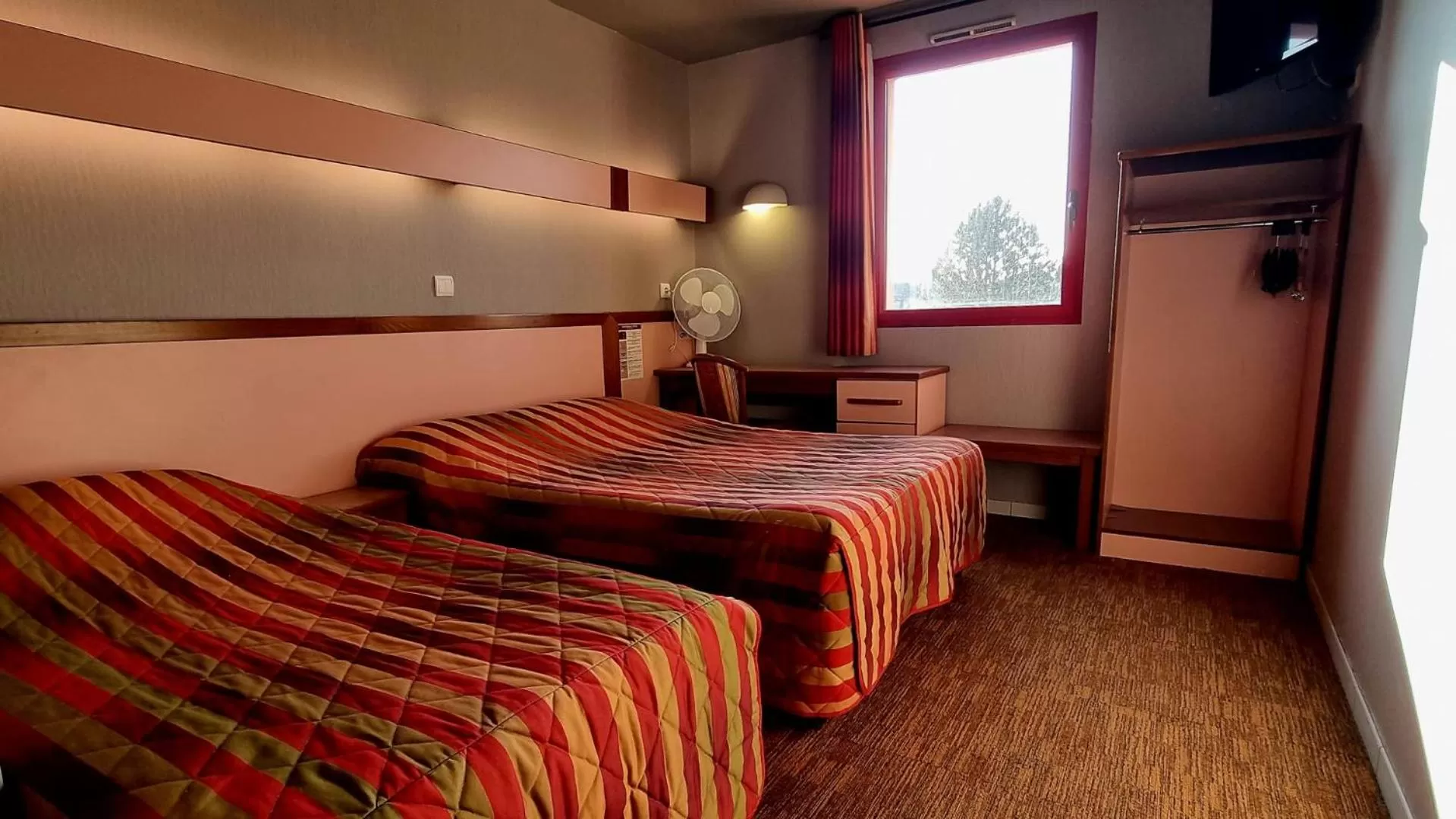 Property building, Bed in Hôtel Siatel Besançon Chateaufarine