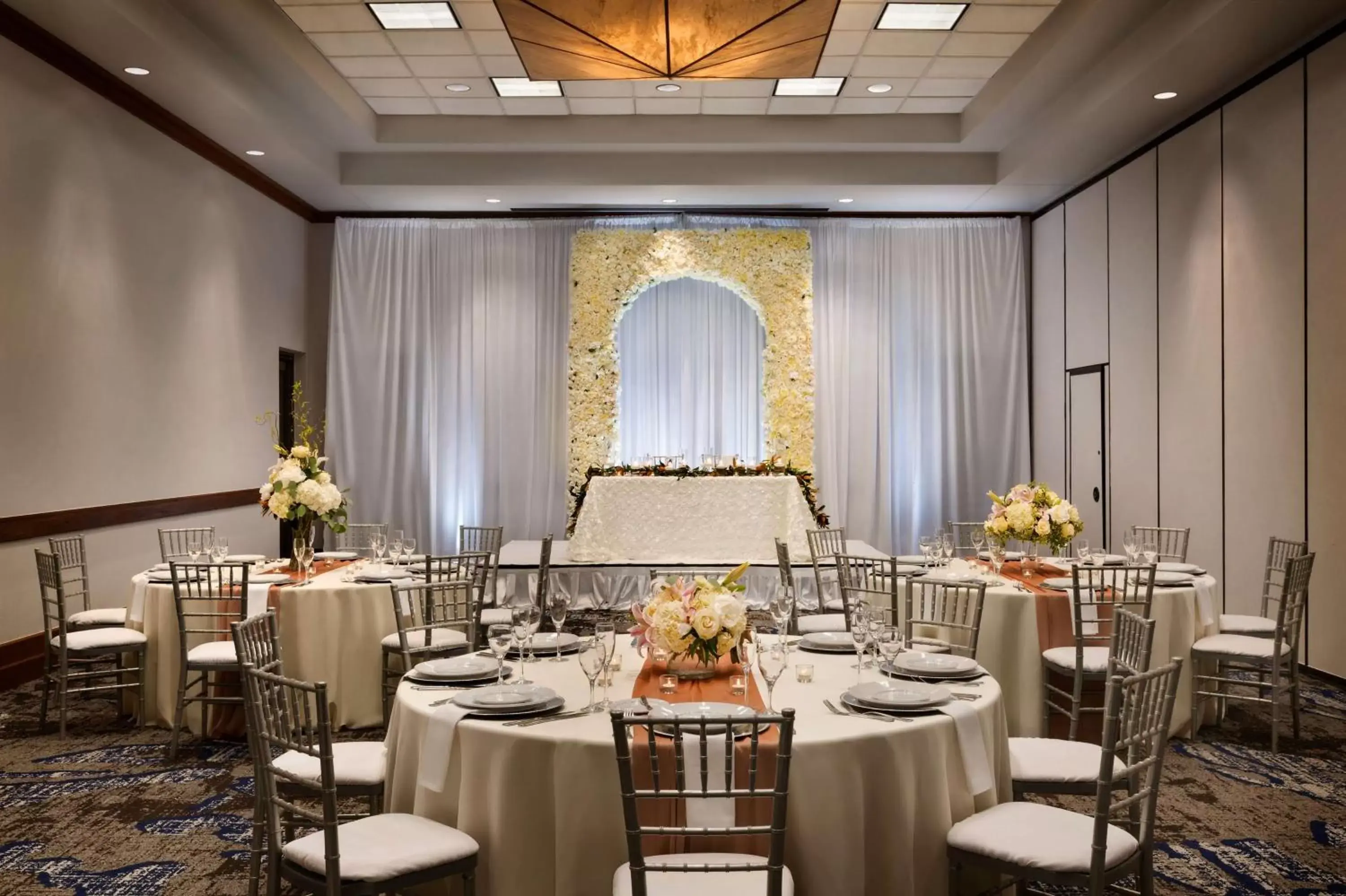 Meeting/conference room, Restaurant/Places to Eat in Embassy Suites Dallas - DFW Airport North