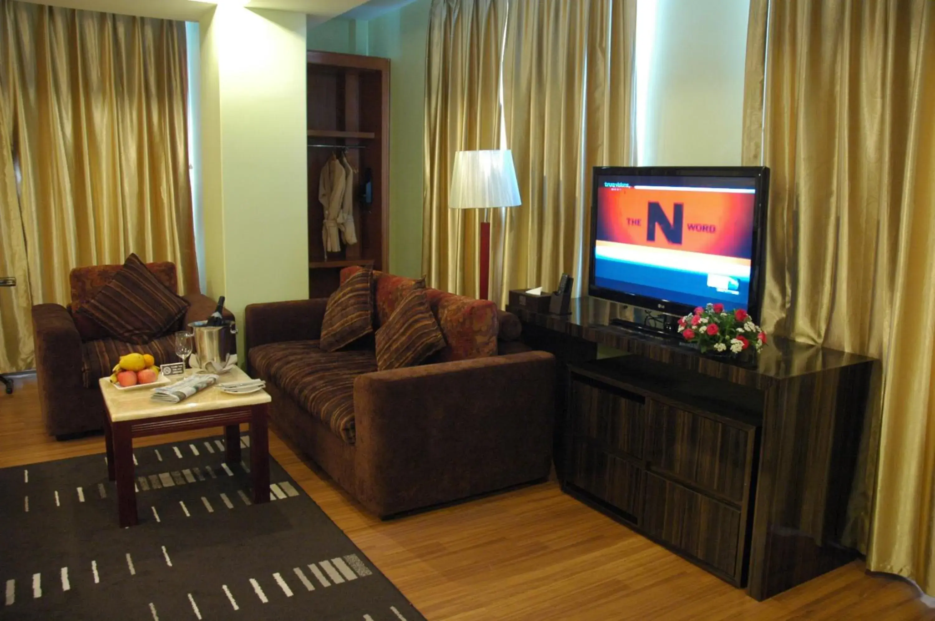TV and multimedia, TV/Entertainment Center in Best Western Green Hill Hotel
