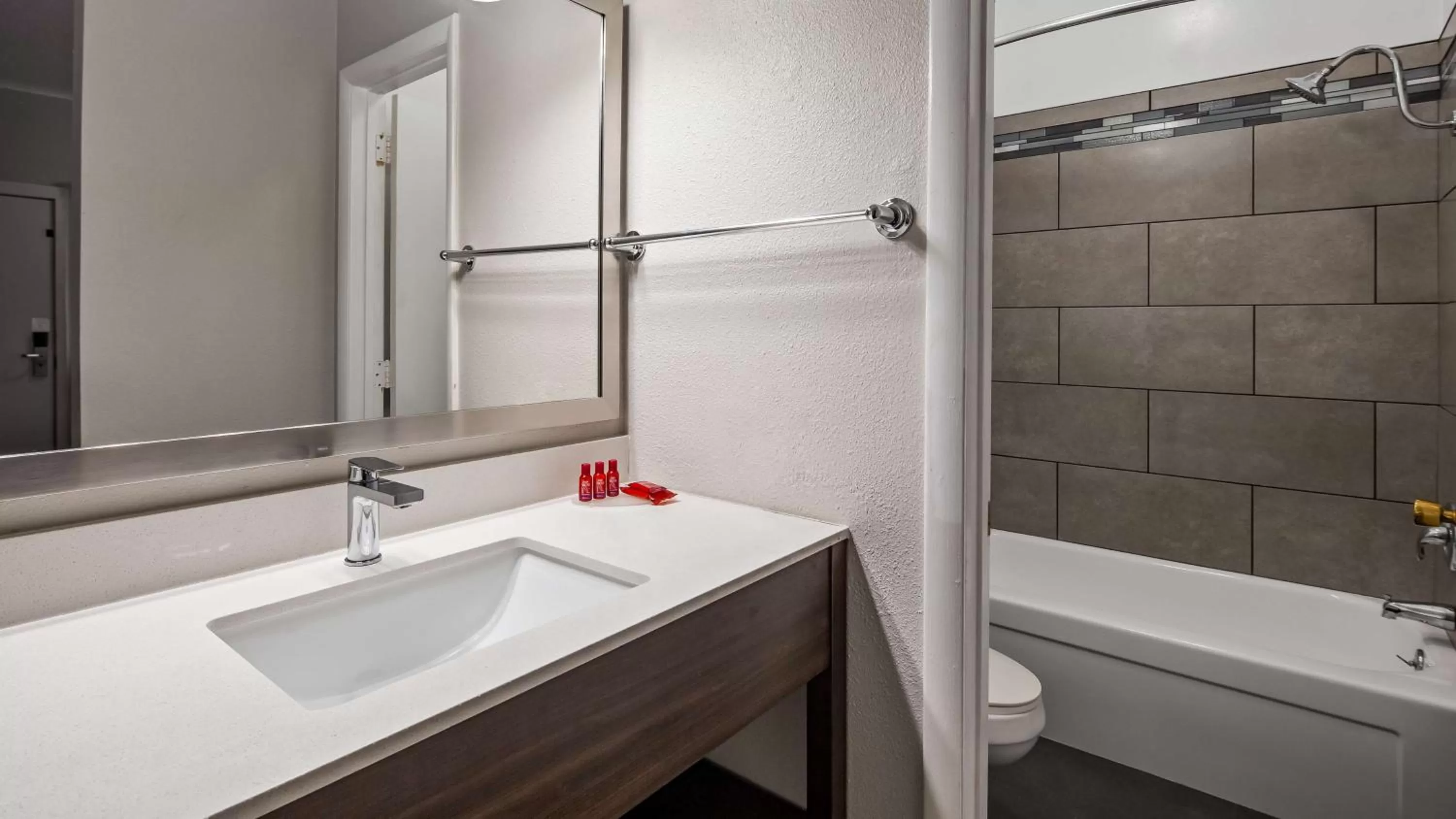 Photo of the whole room in SureStay Hotel by Best Western Findlay