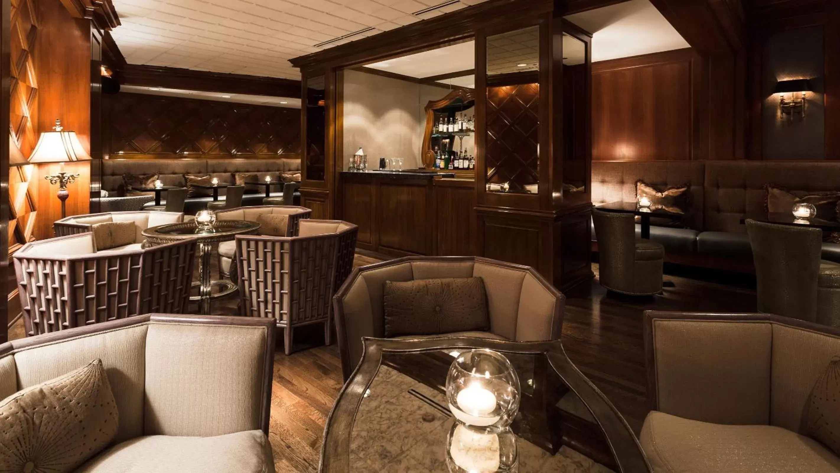 Lounge or bar, Restaurant/Places to Eat in The Whitehall Hotel