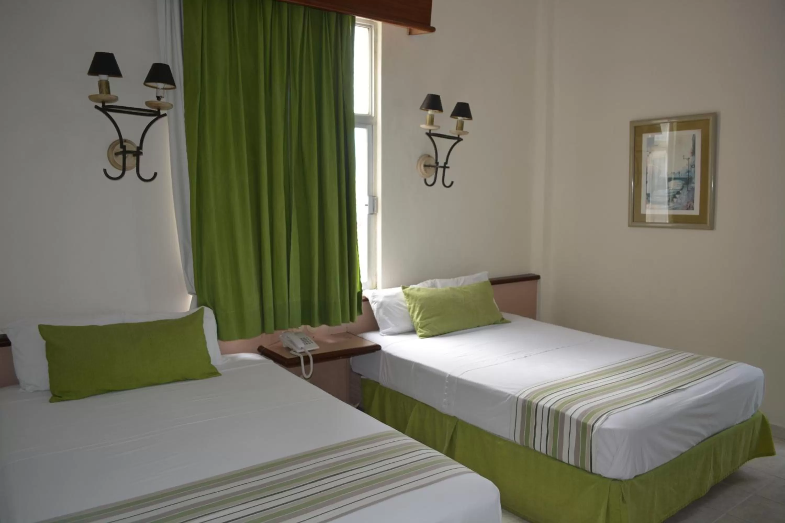 Double Room With Two Double Beds with Sea View in Hotel Ruiz Milán