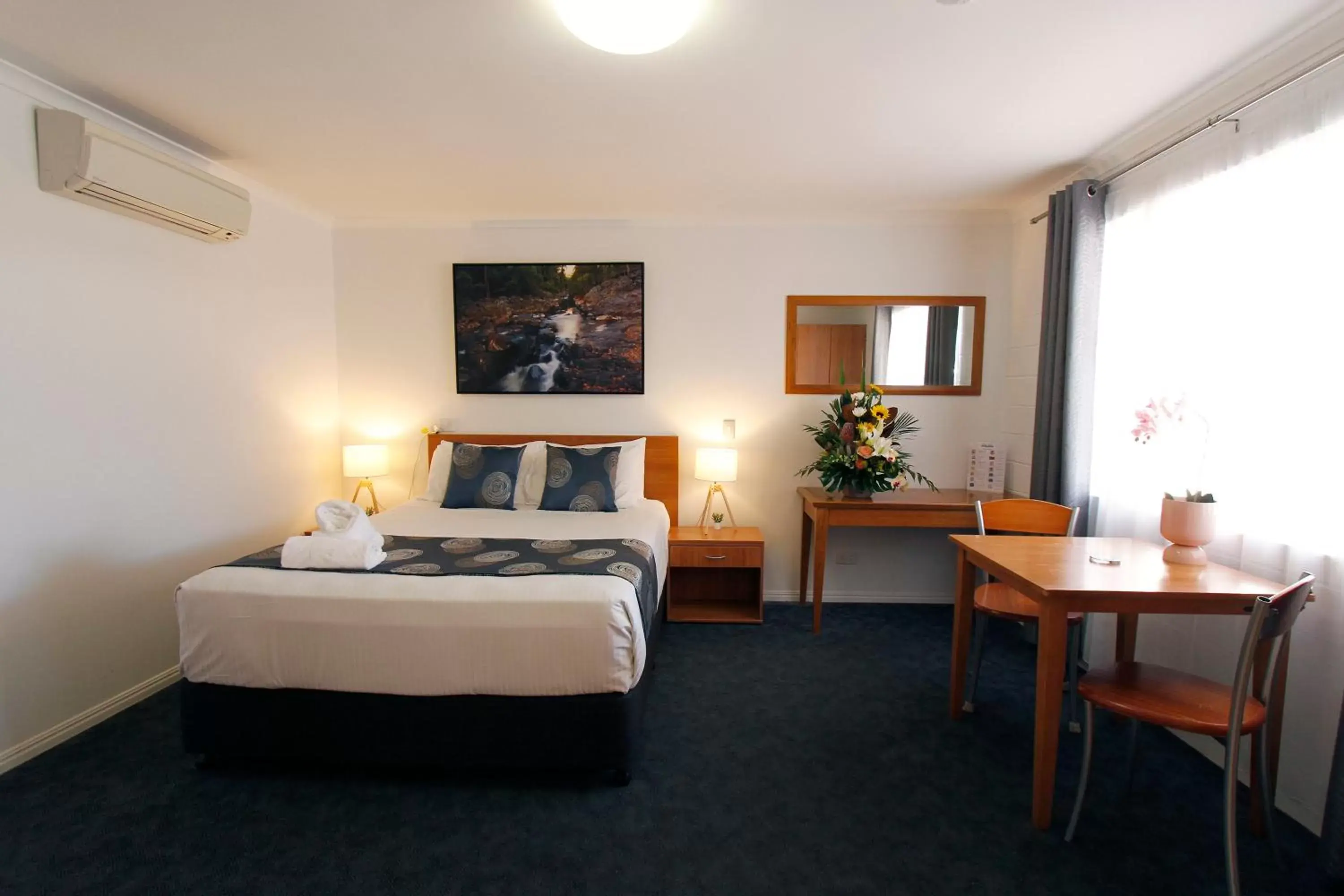 Photo of the whole room, Bed in Windmill Motel & Events Centre