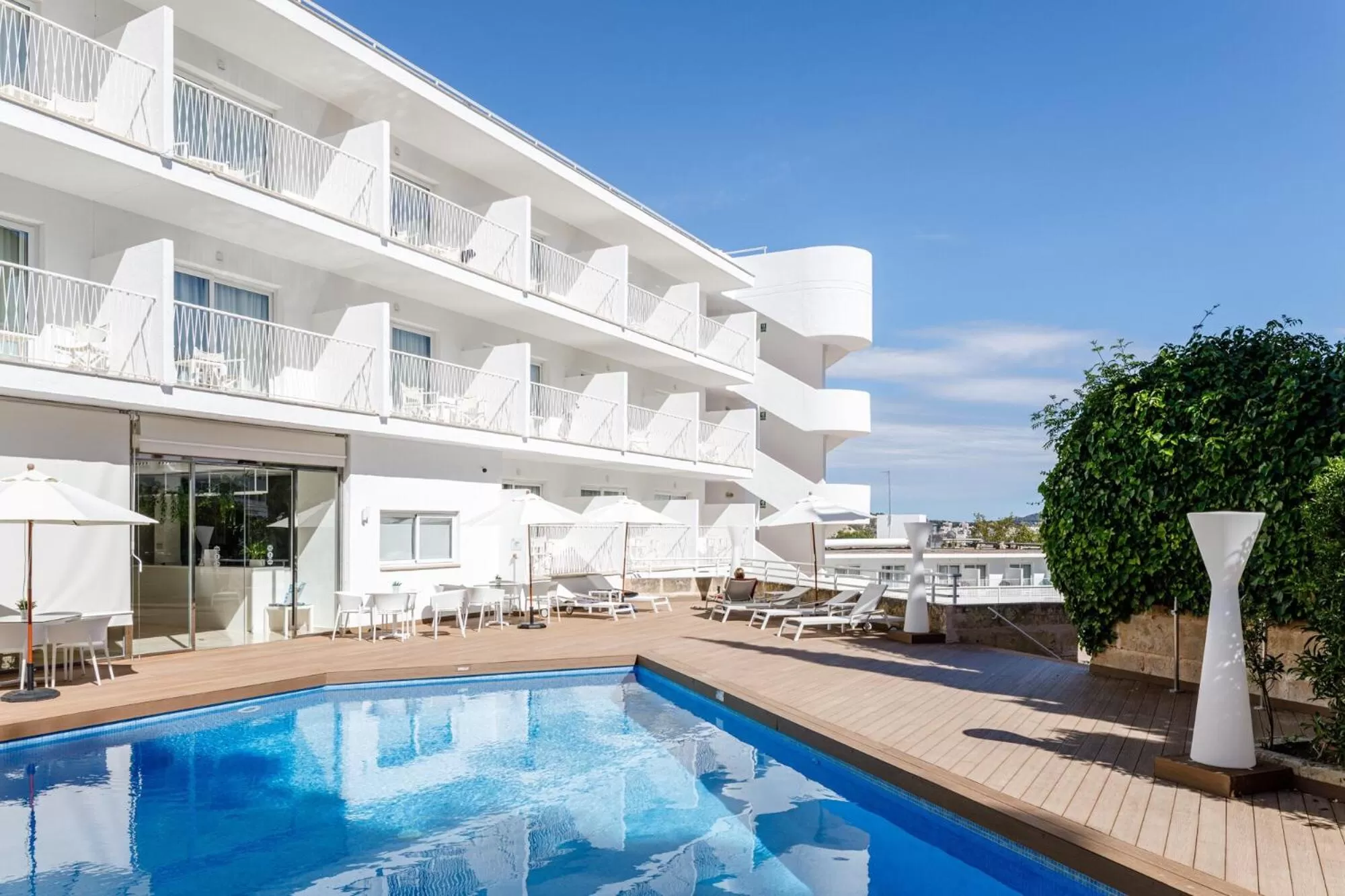 Swimming pool in Hotel Torá