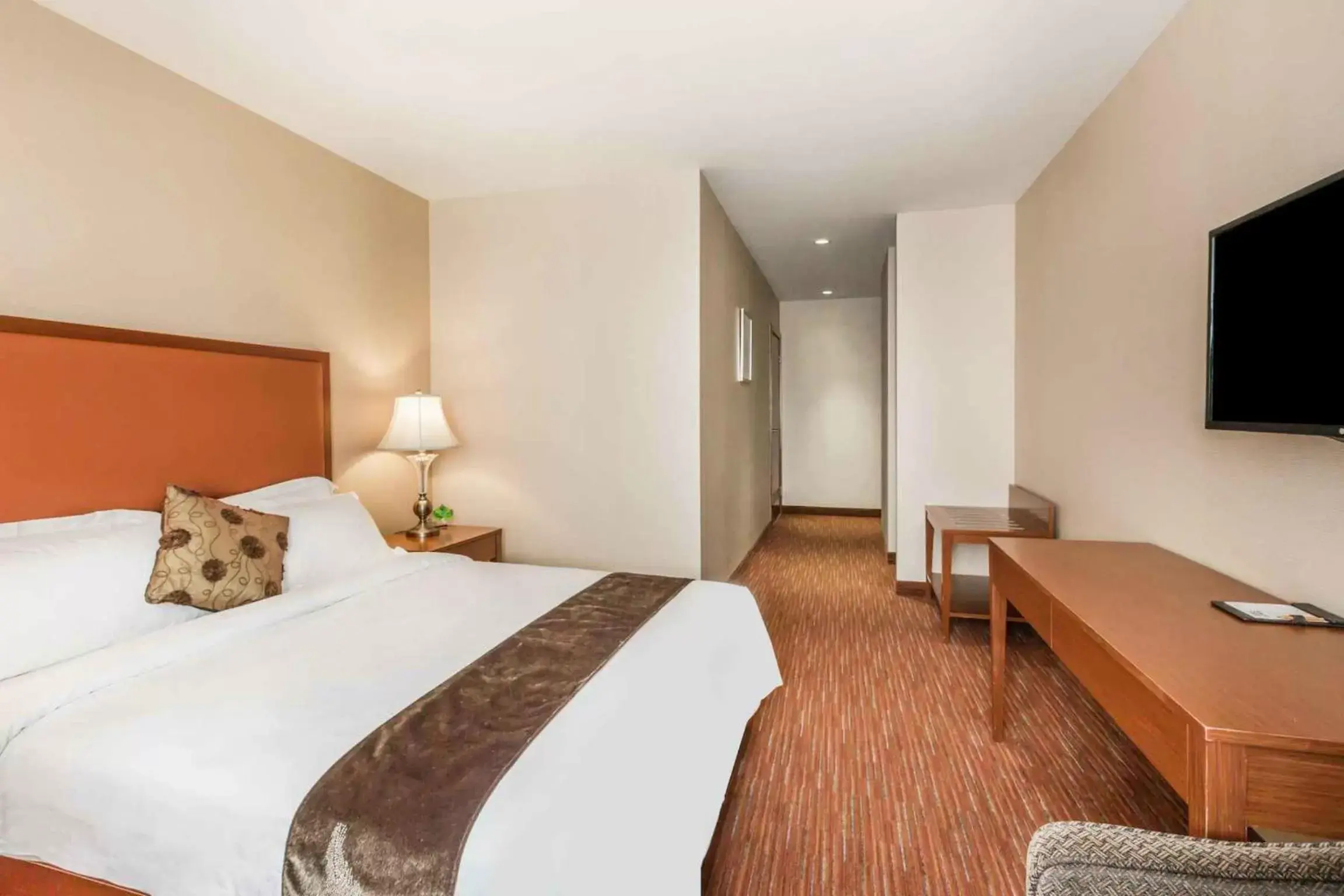 Bedroom, Bed in Ramada by Wyndham Flushing Queens