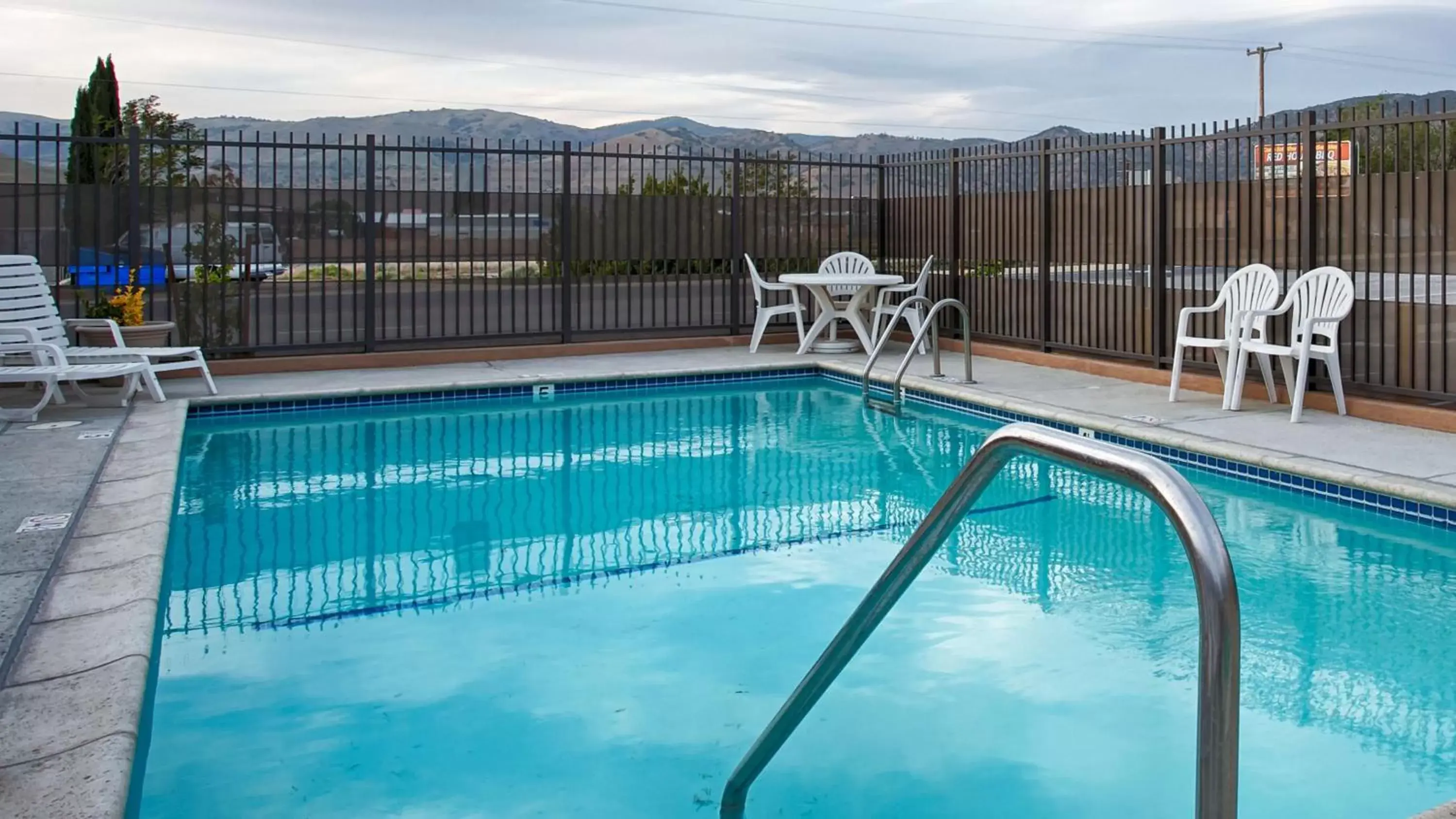 On site, Swimming Pool in SureStay Hotel by Best Western Tehachapi