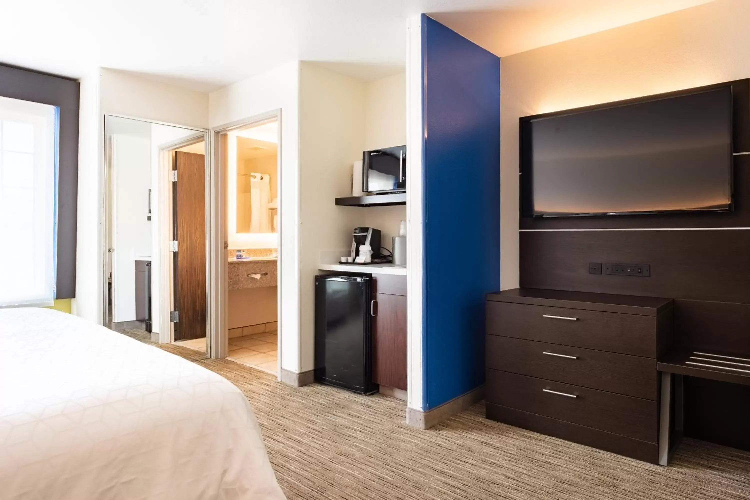 Bedroom, Bed in Holiday Inn Express Hotel & Suites Evanston, an IHG Hotel