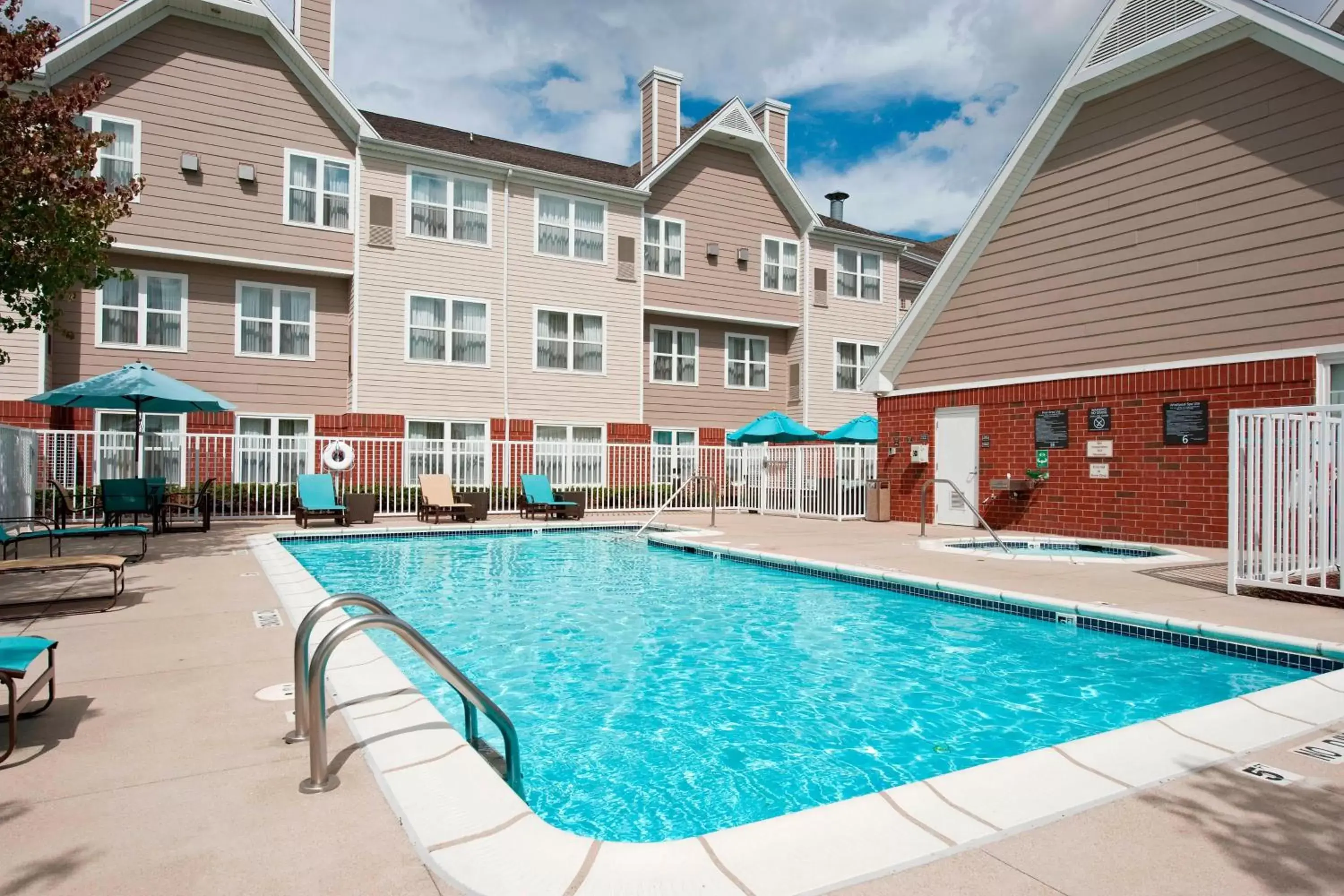 Swimming pool, Property Building in Residence Inn by Marriott Grand Rapids West