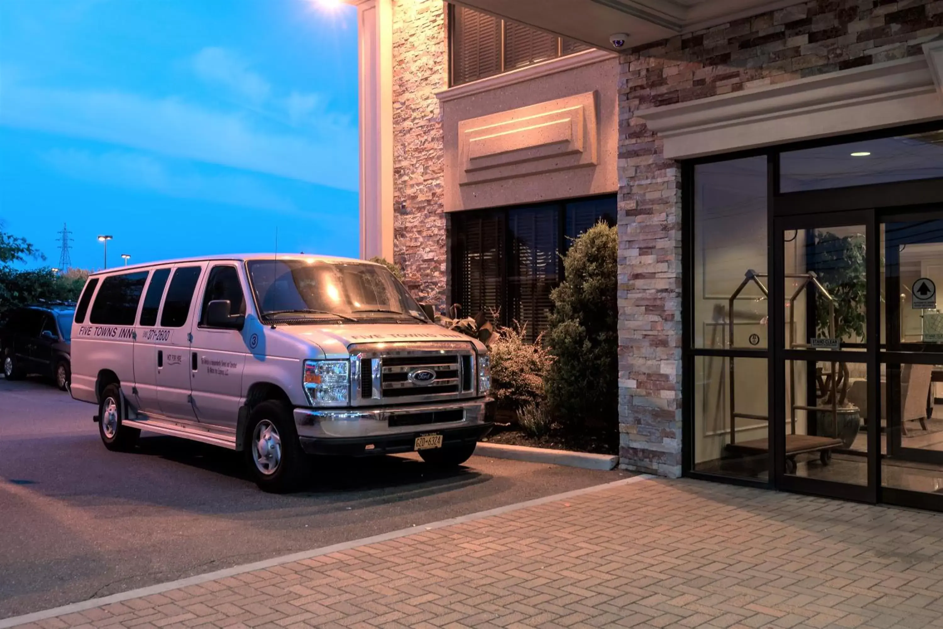 Property building in Five Towns Inn - JFK Airport Property building in Five Towns Inn - JFK Airport