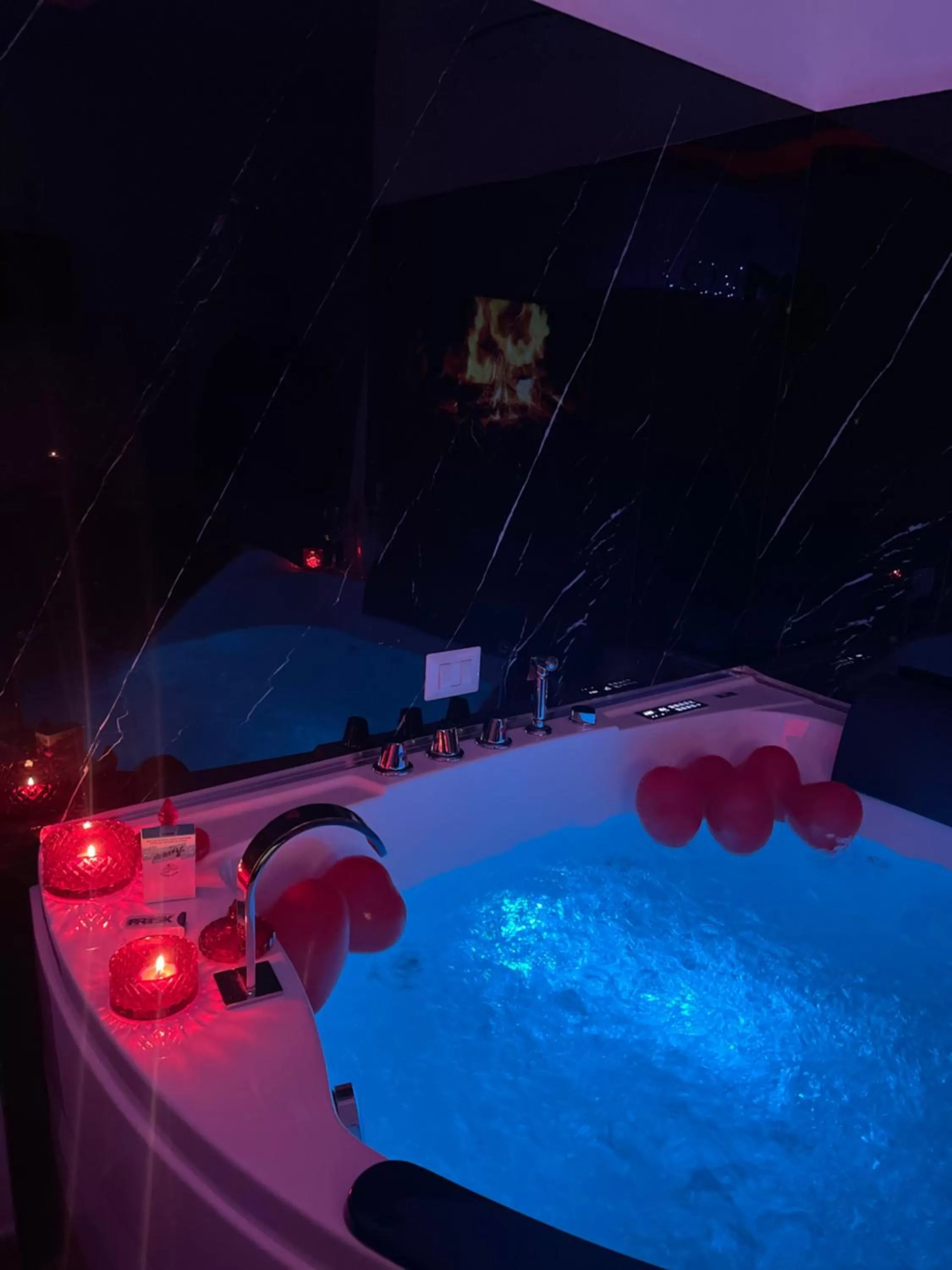 Swimming Pool in Due Cuori Suite con vasca idromassaggi