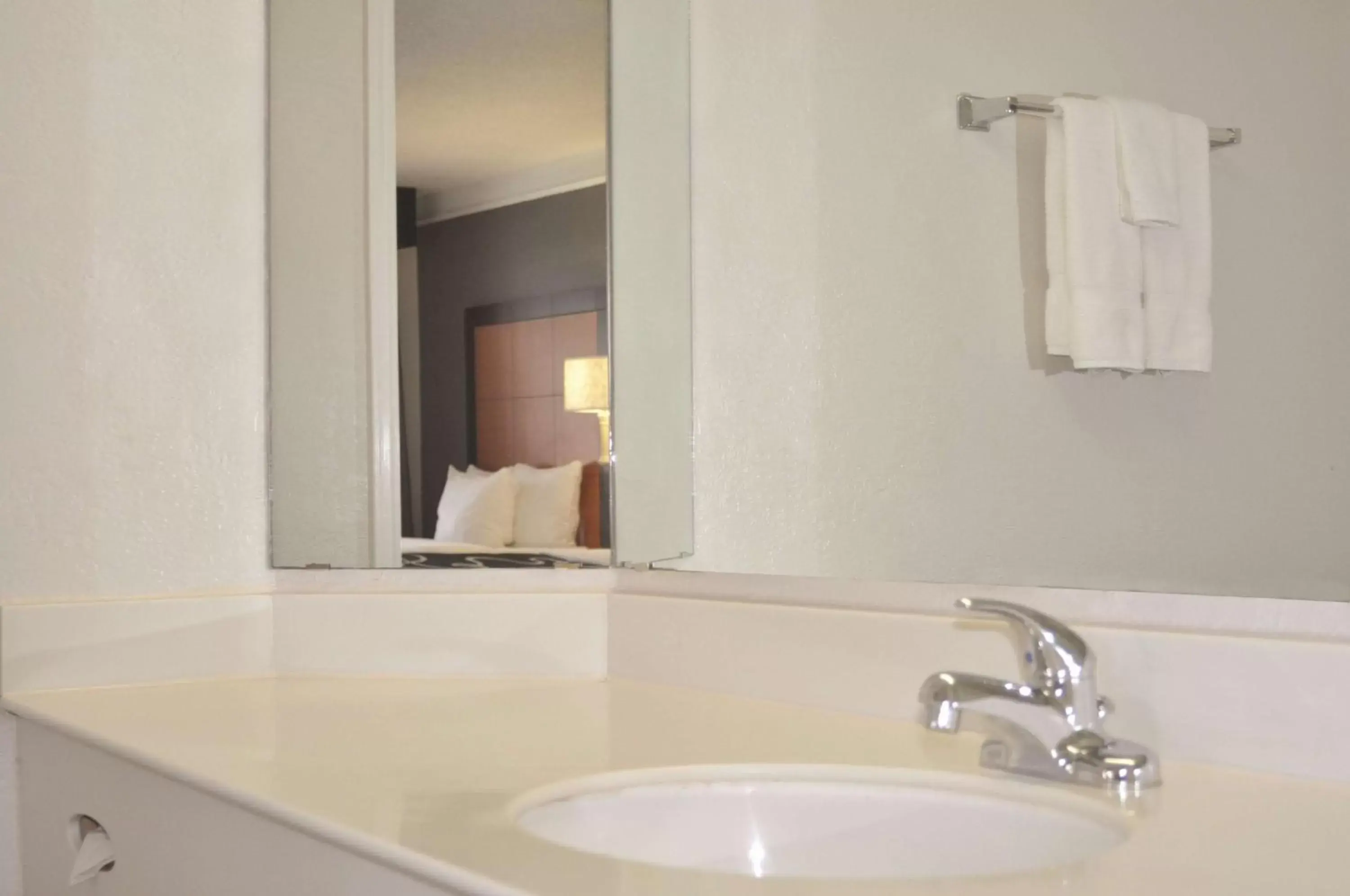 Photo of the whole room, Bathroom in La Quinta Inn by Wyndham Dallas Uptown