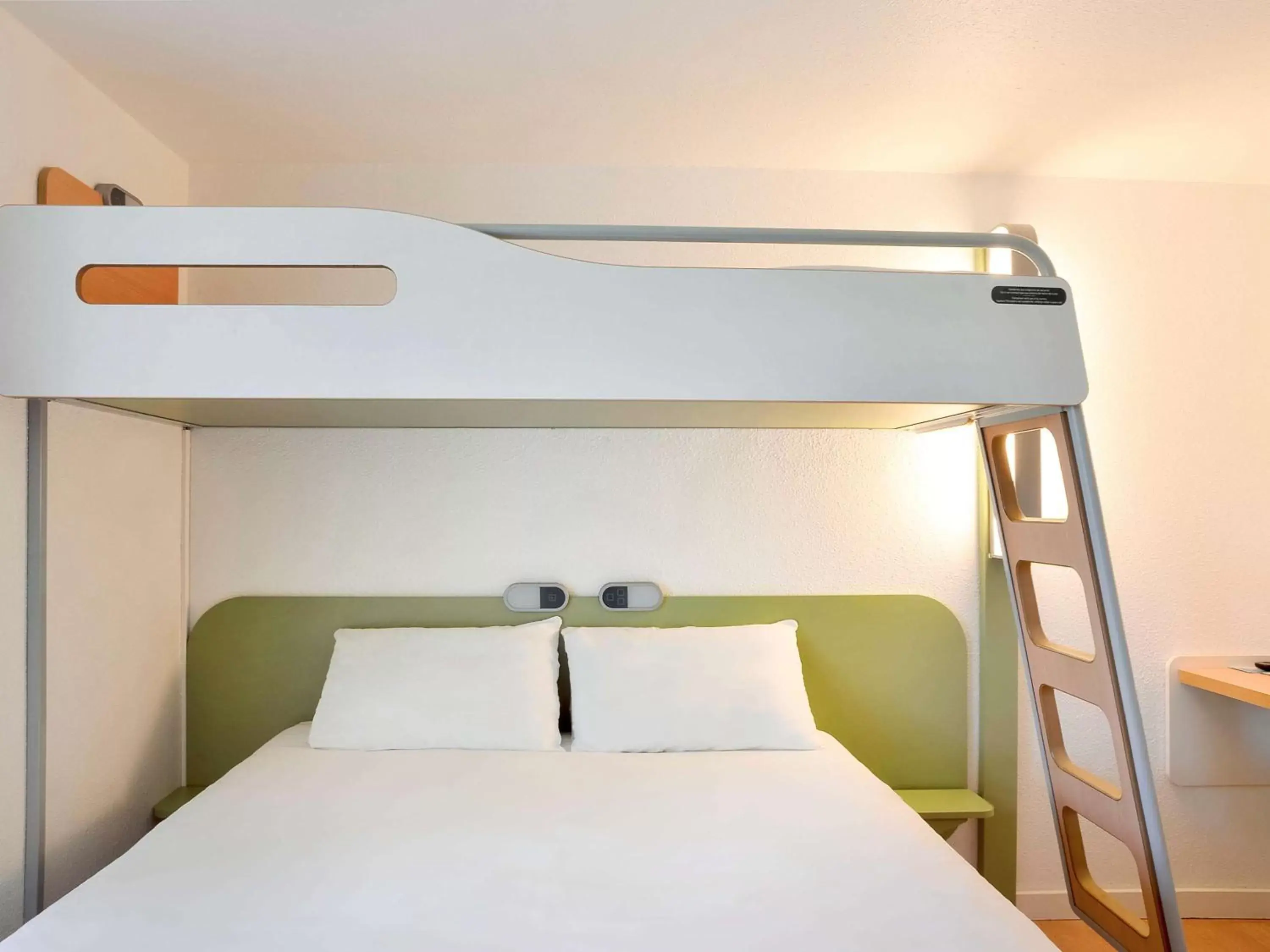 Photo of the whole room, Bunk Bed in Ibis Budget Villefranche