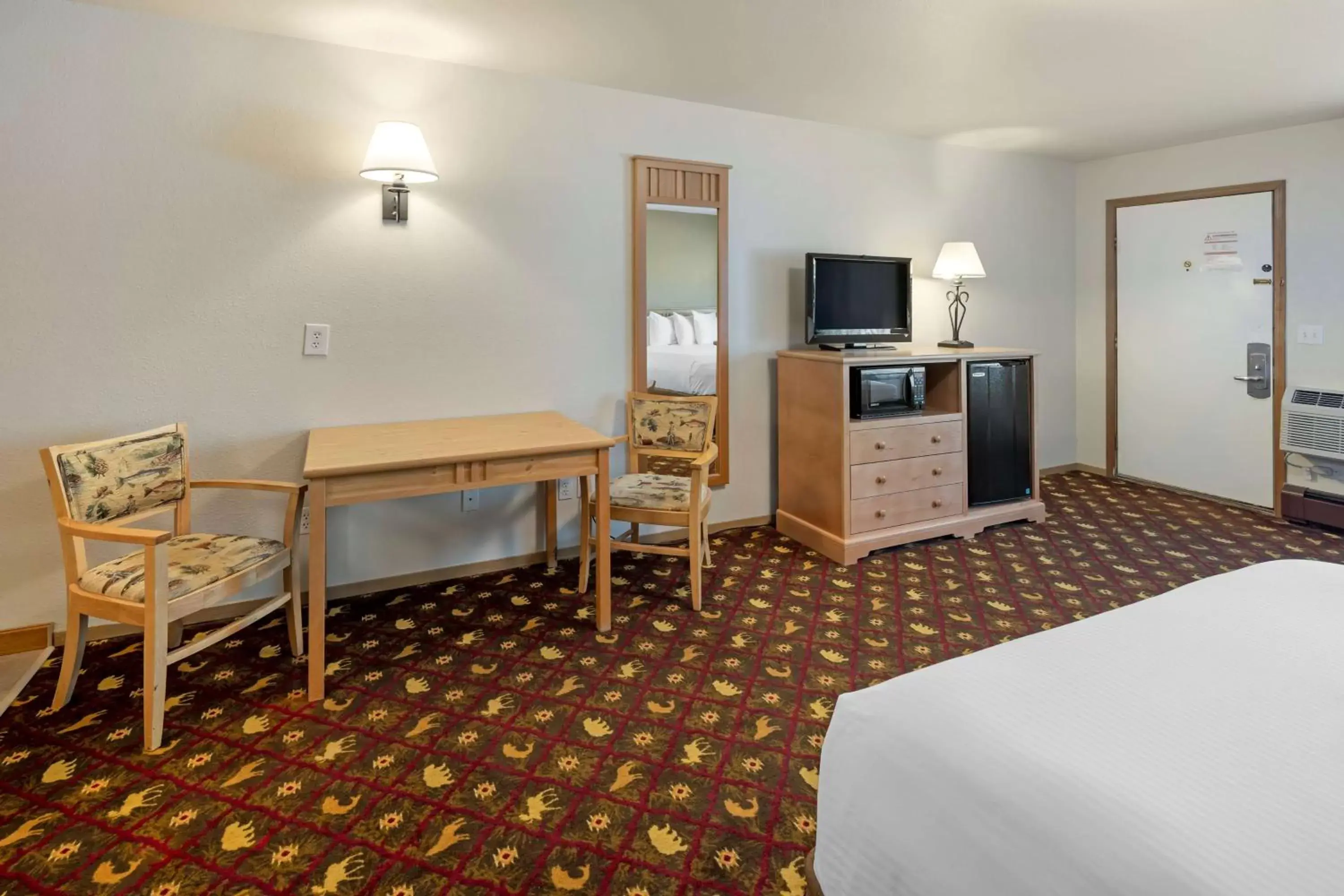 Bedroom, TV/Entertainment Center in Best Western King Salmon Inn