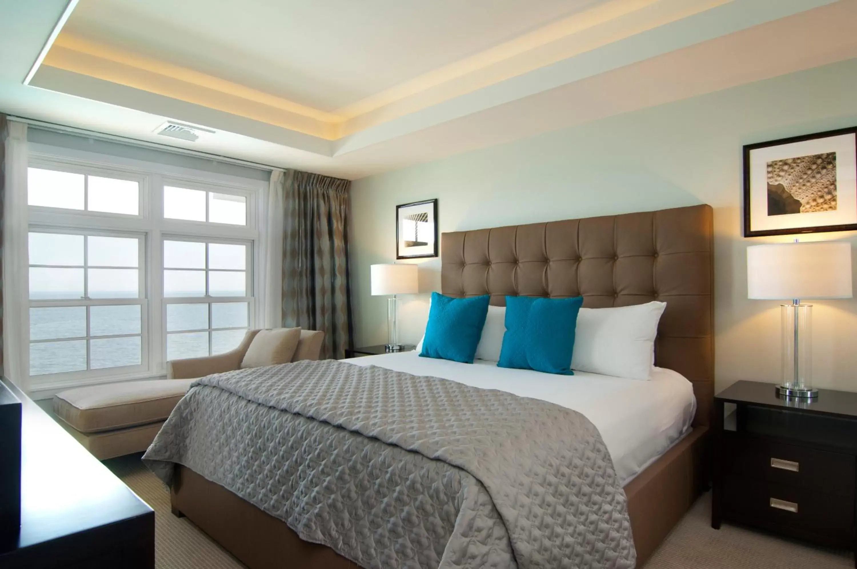 Bed in Water's Edge Resort & Spa Bed in Water's Edge Resort & Spa