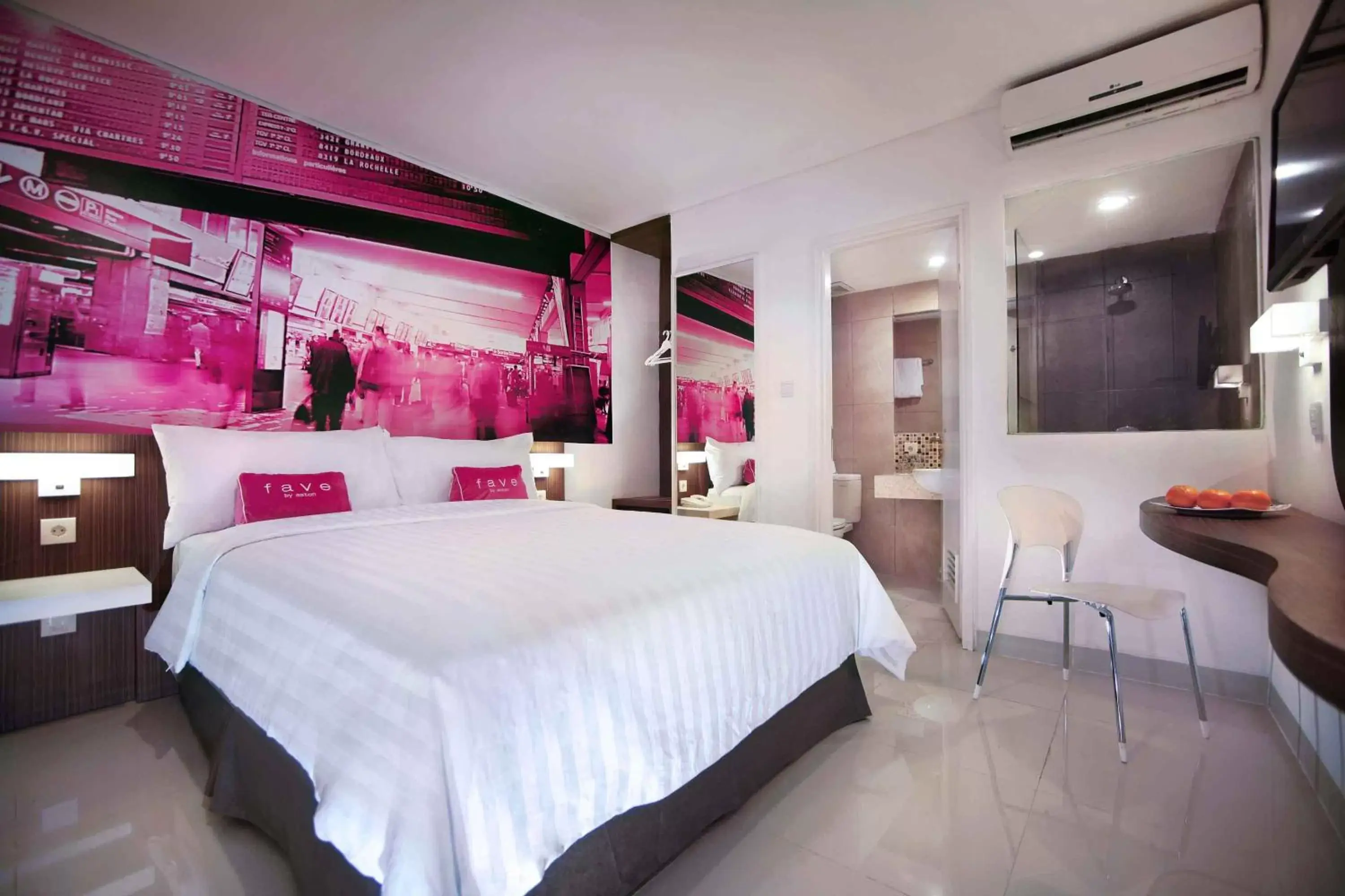 Bedroom, Bed in favehotel PGC Cililitan