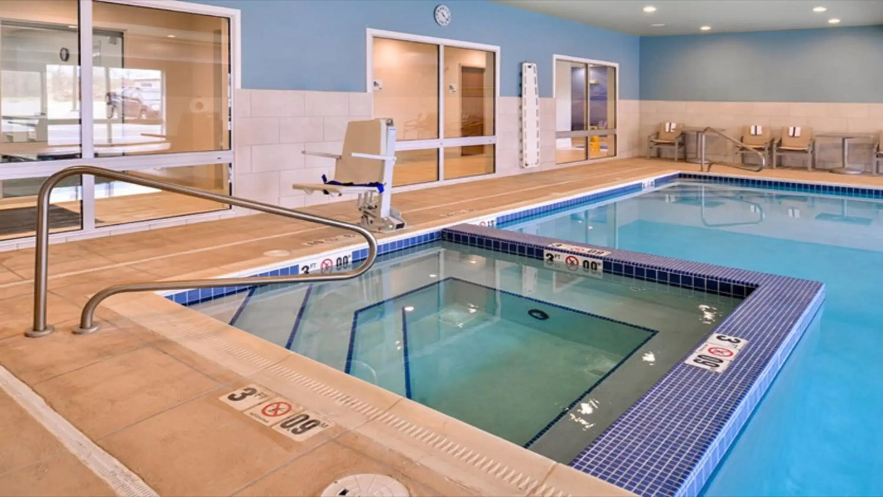Spa and wellness centre/facilities, Swimming Pool in Holiday Inn Express & Suites - Parkersburg East, an IHG Hotel