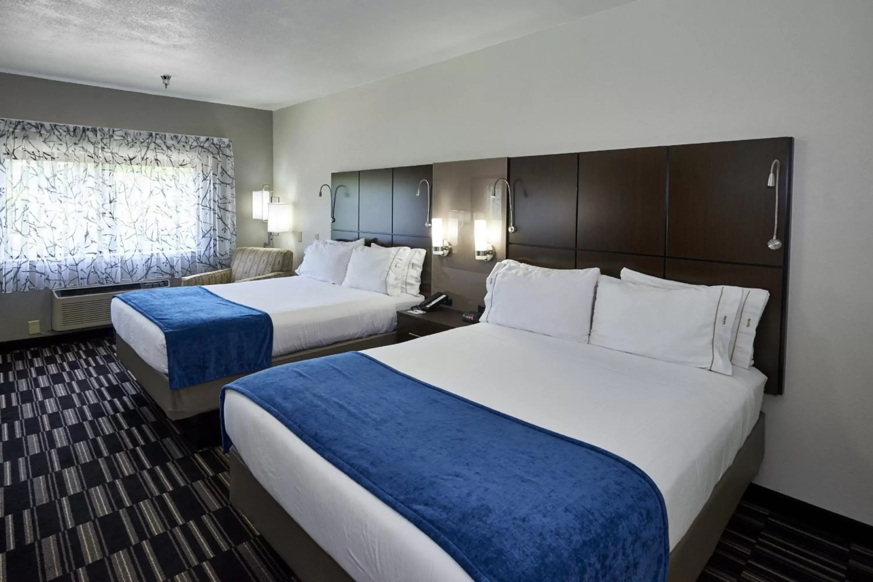 Bed in Holiday Inn Express & Suites Birmingham South - Pelham, an IHG Hotel