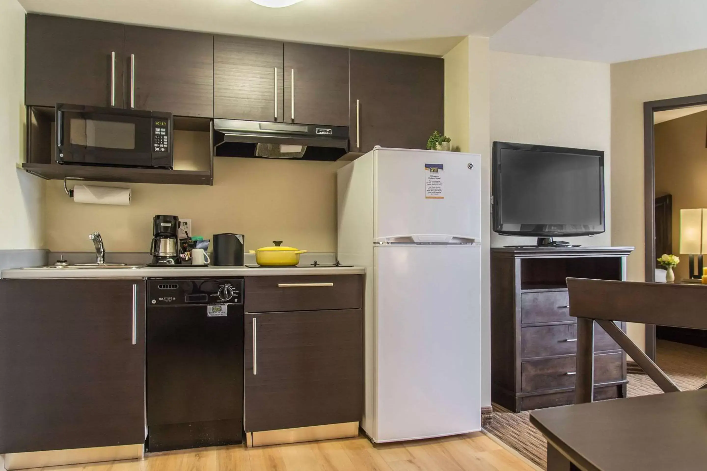Photo of the whole room, Kitchen/Kitchenette in MainStay Suites Winnipeg