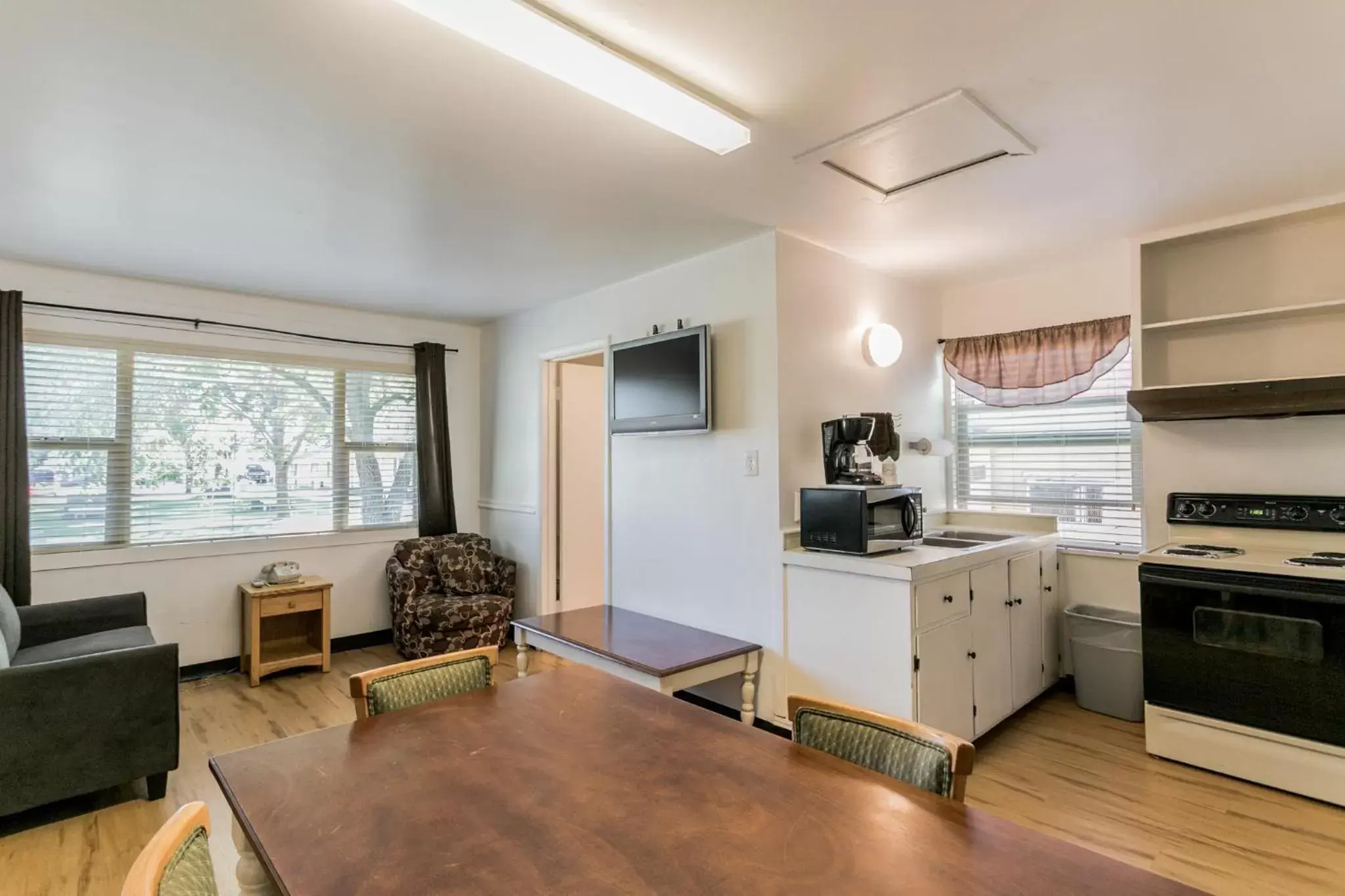 Family, Kitchen/Kitchenette in Skylark Shores Resort