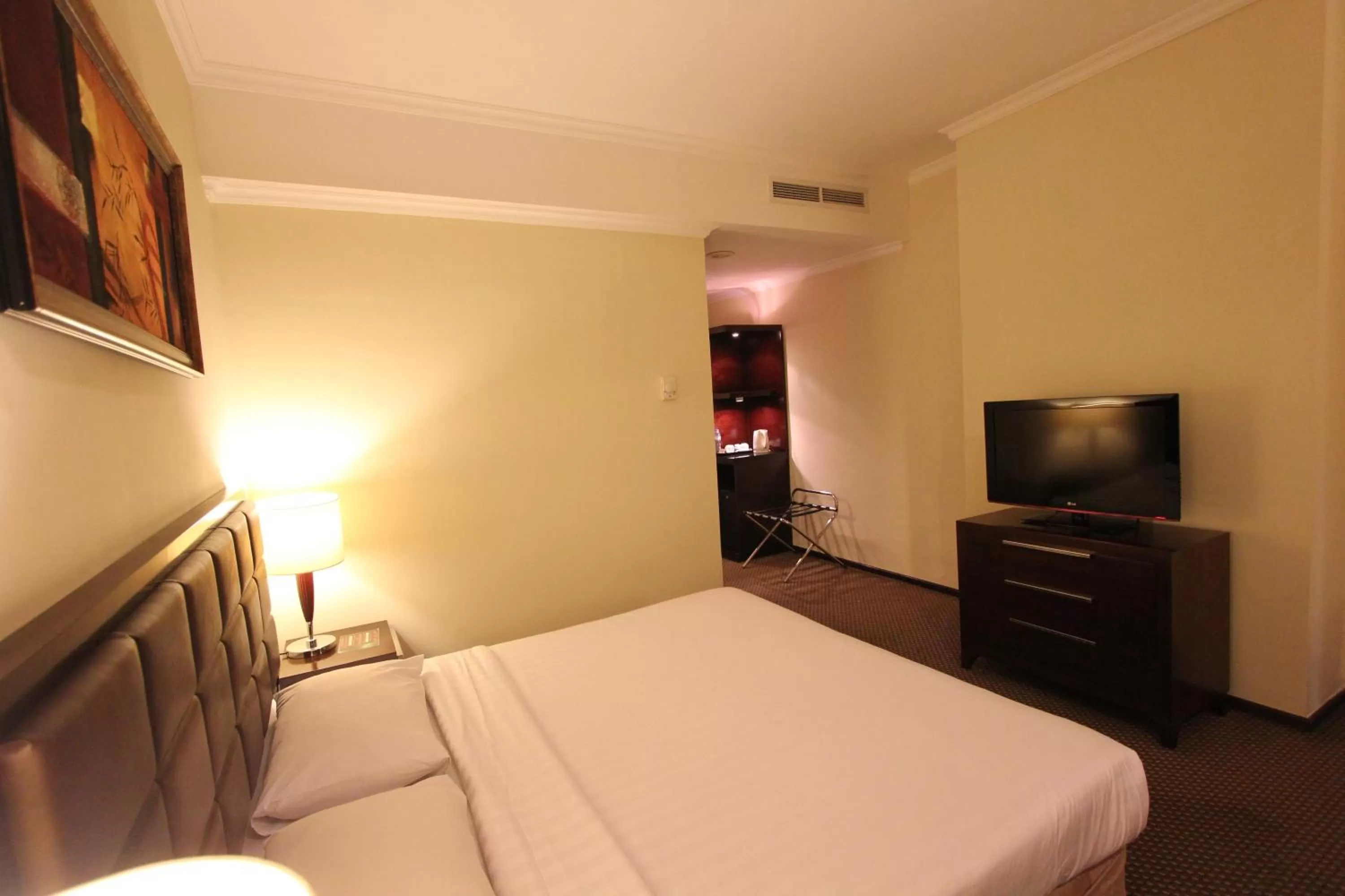 Bedroom, Bed in Harmoni One Convention Hotel and Service Apartments