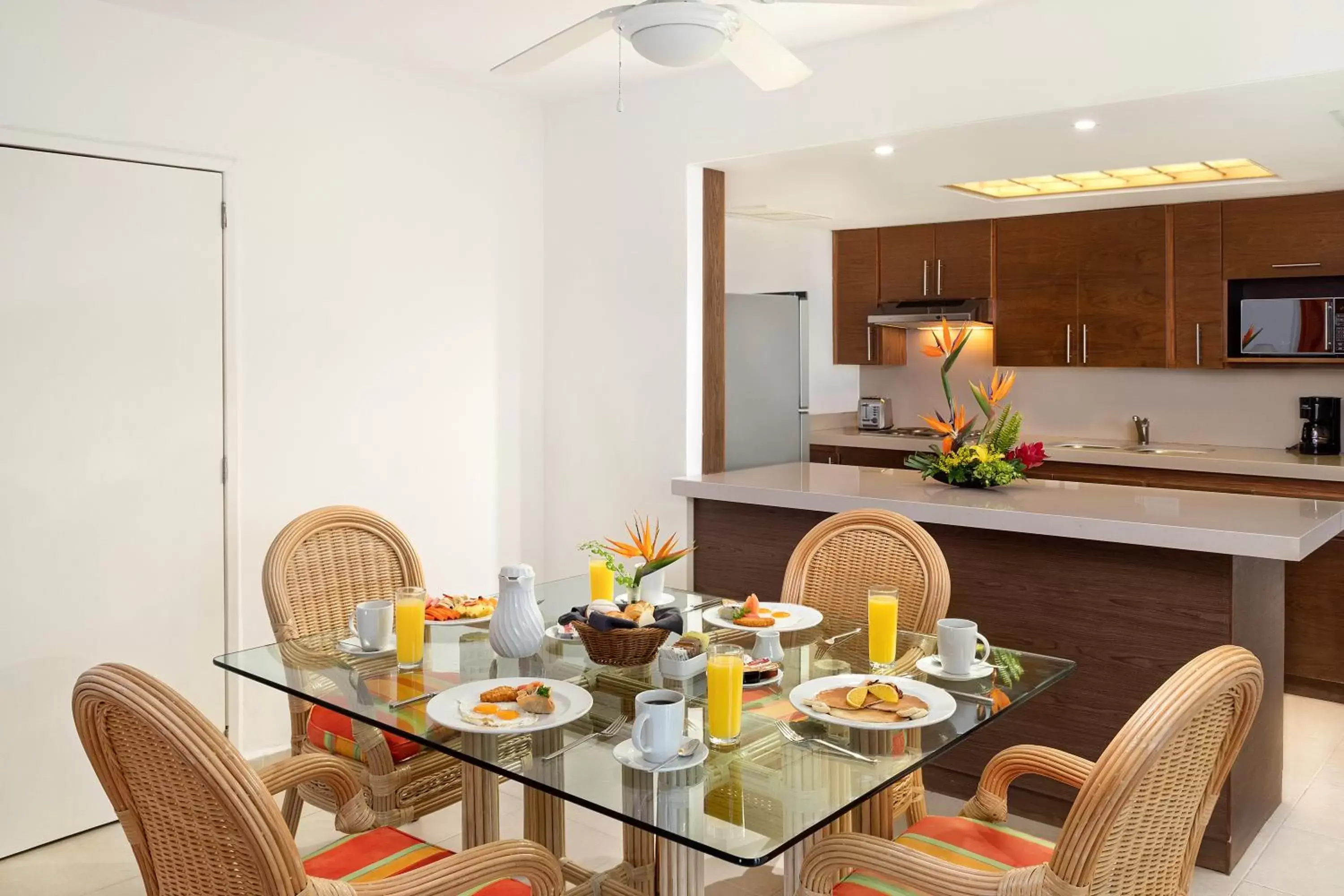 Kitchen or kitchenette, Dining Area in Beachscape Kin Ha Villas & Suites