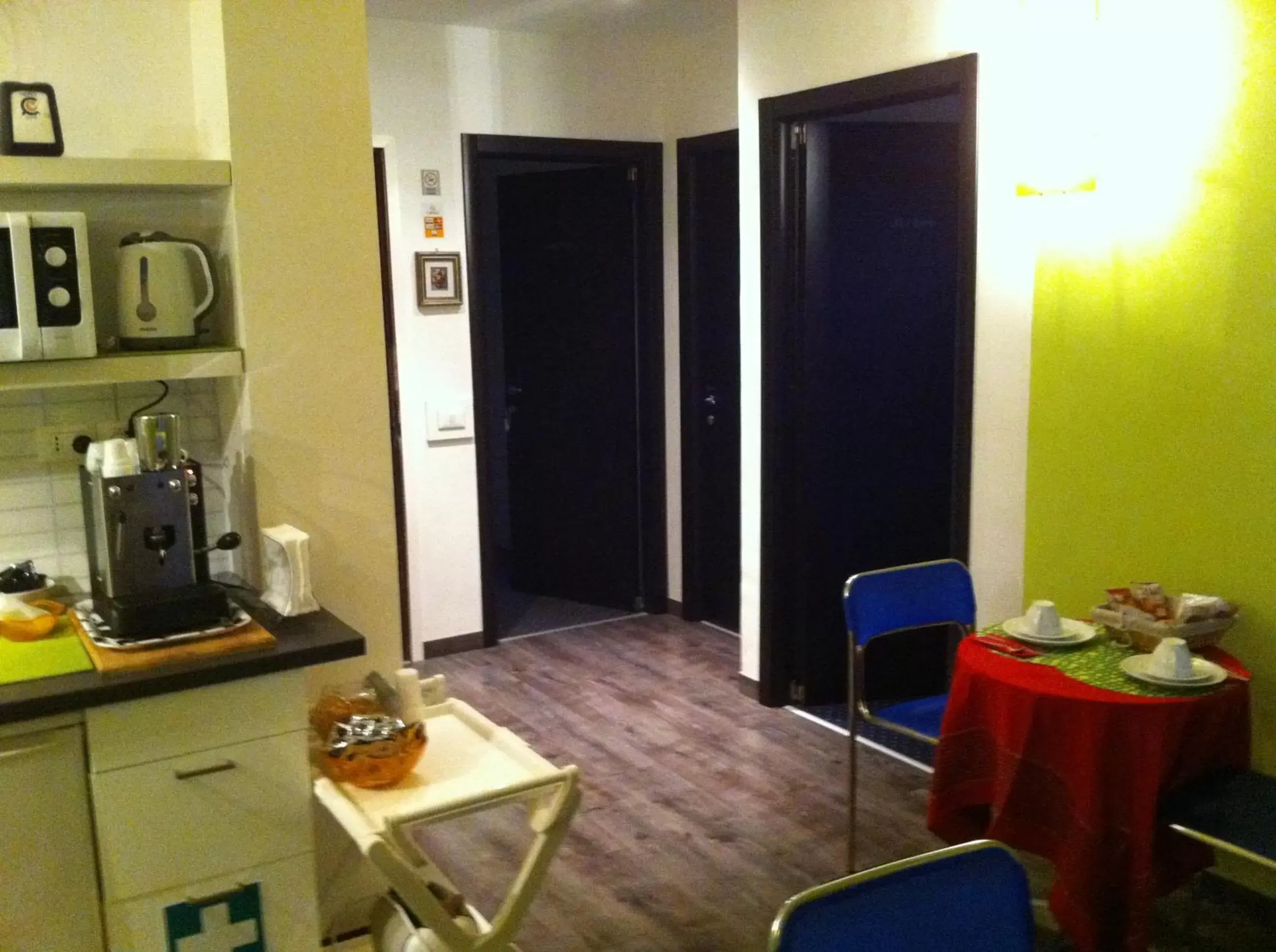 Communal kitchen, TV/Entertainment Center in Almi Rooms