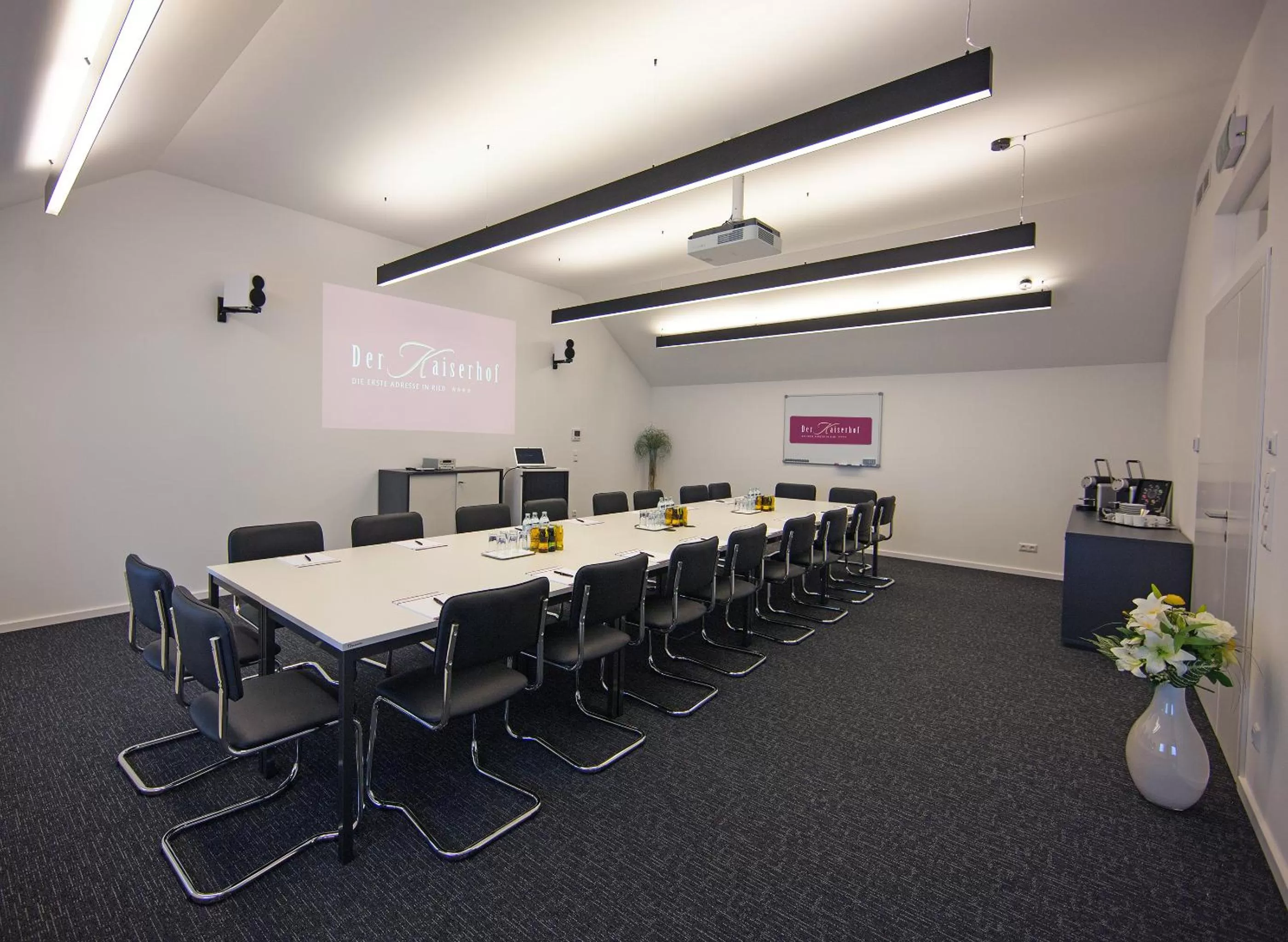 Business facilities in Der Kaiserhof Ried