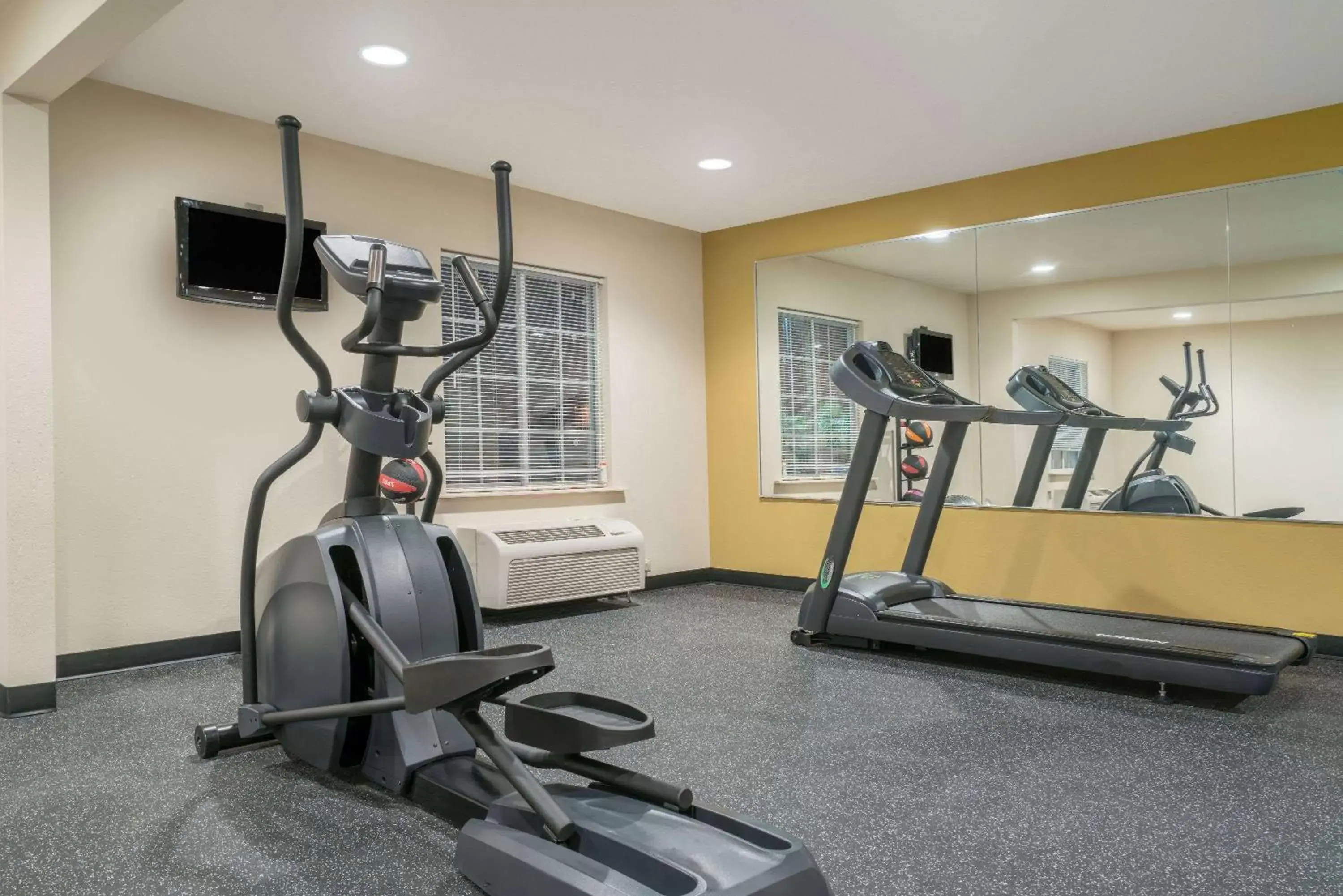 Fitness centre/facilities, Fitness Center/Facilities in Days Inn & Suites by Wyndham Rochester South