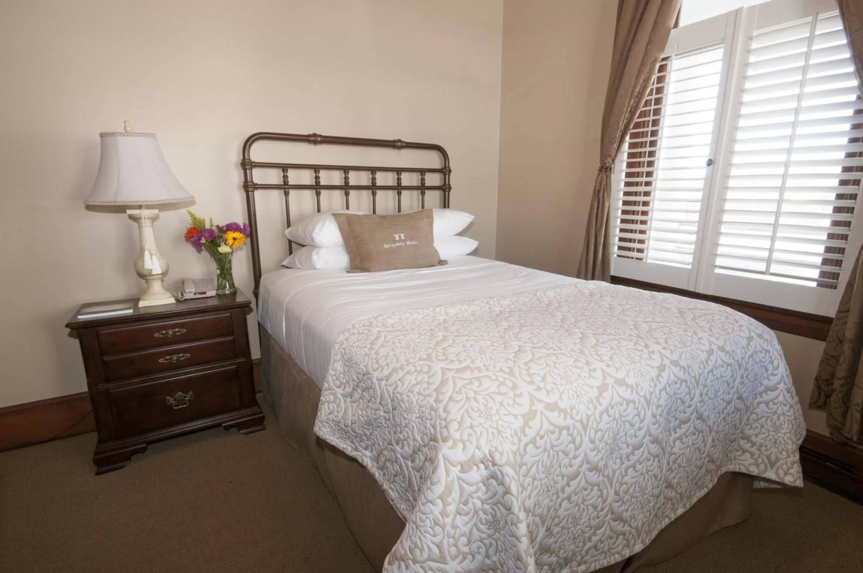 Bedroom, Bed in The Sacajawea Hotel