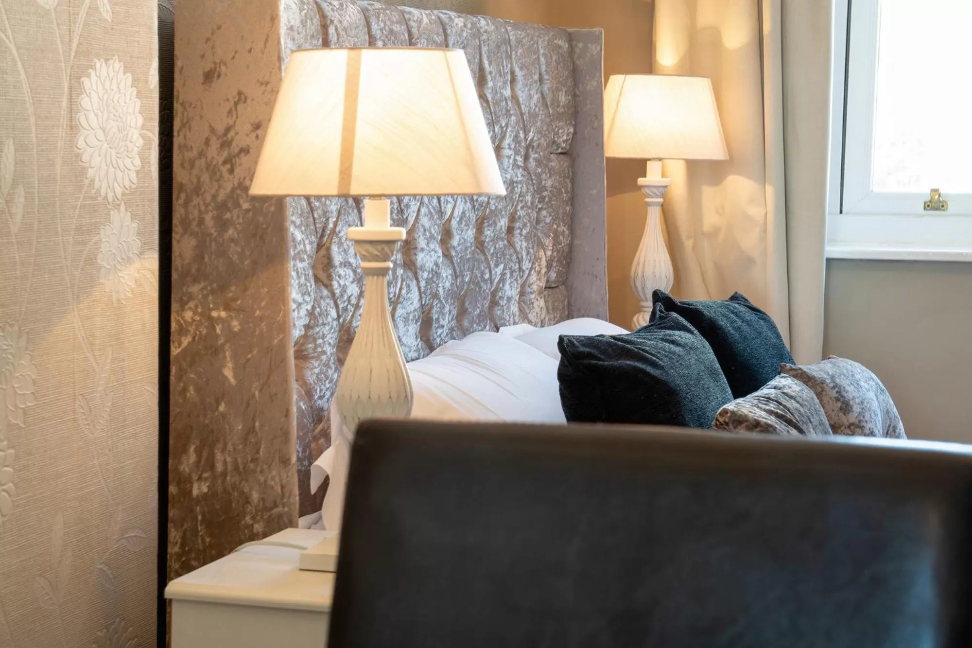 Seating area, Bed in Lansdowne House with Private Car Park