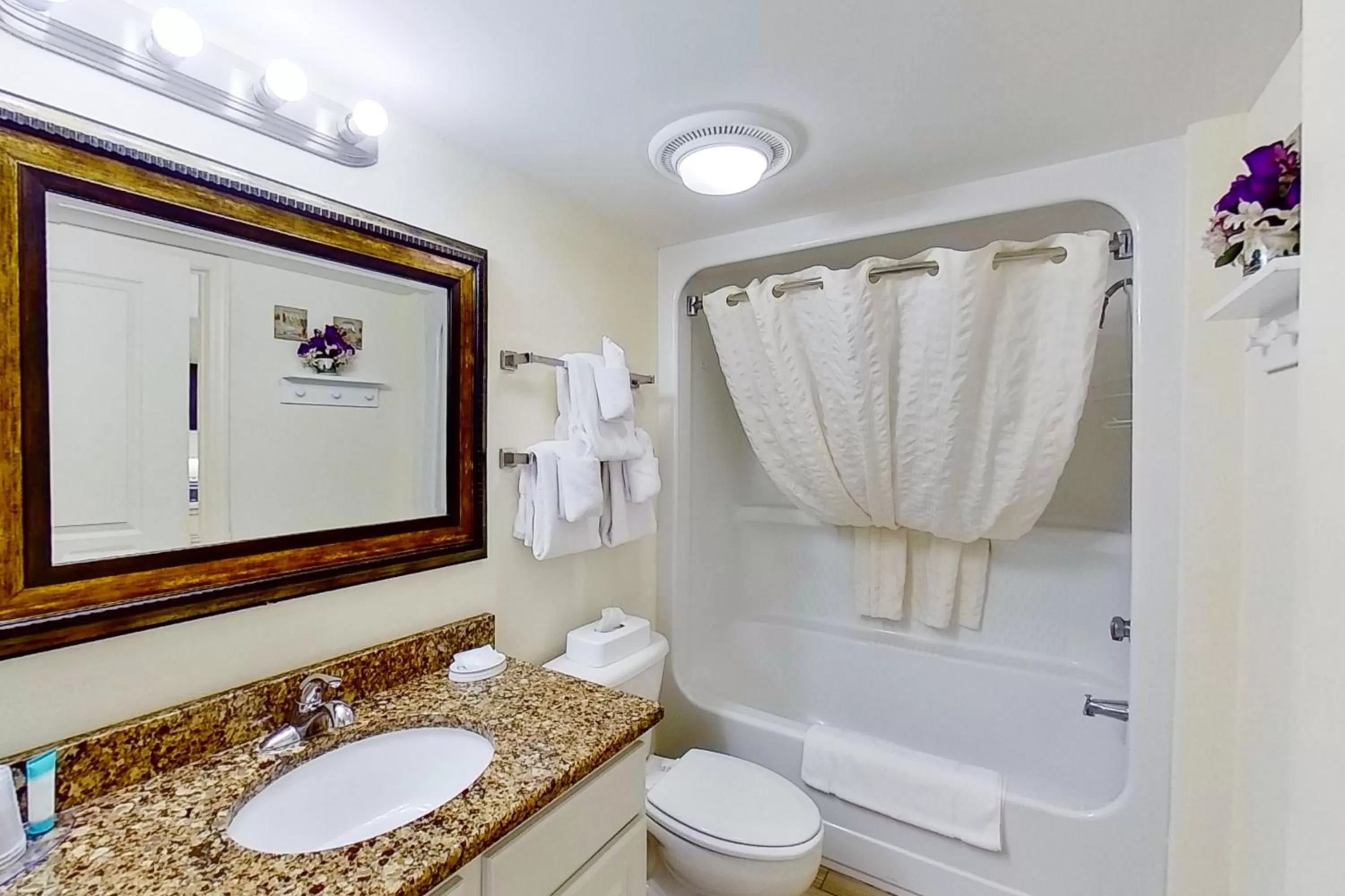 Bathroom in Bay Watch 1941