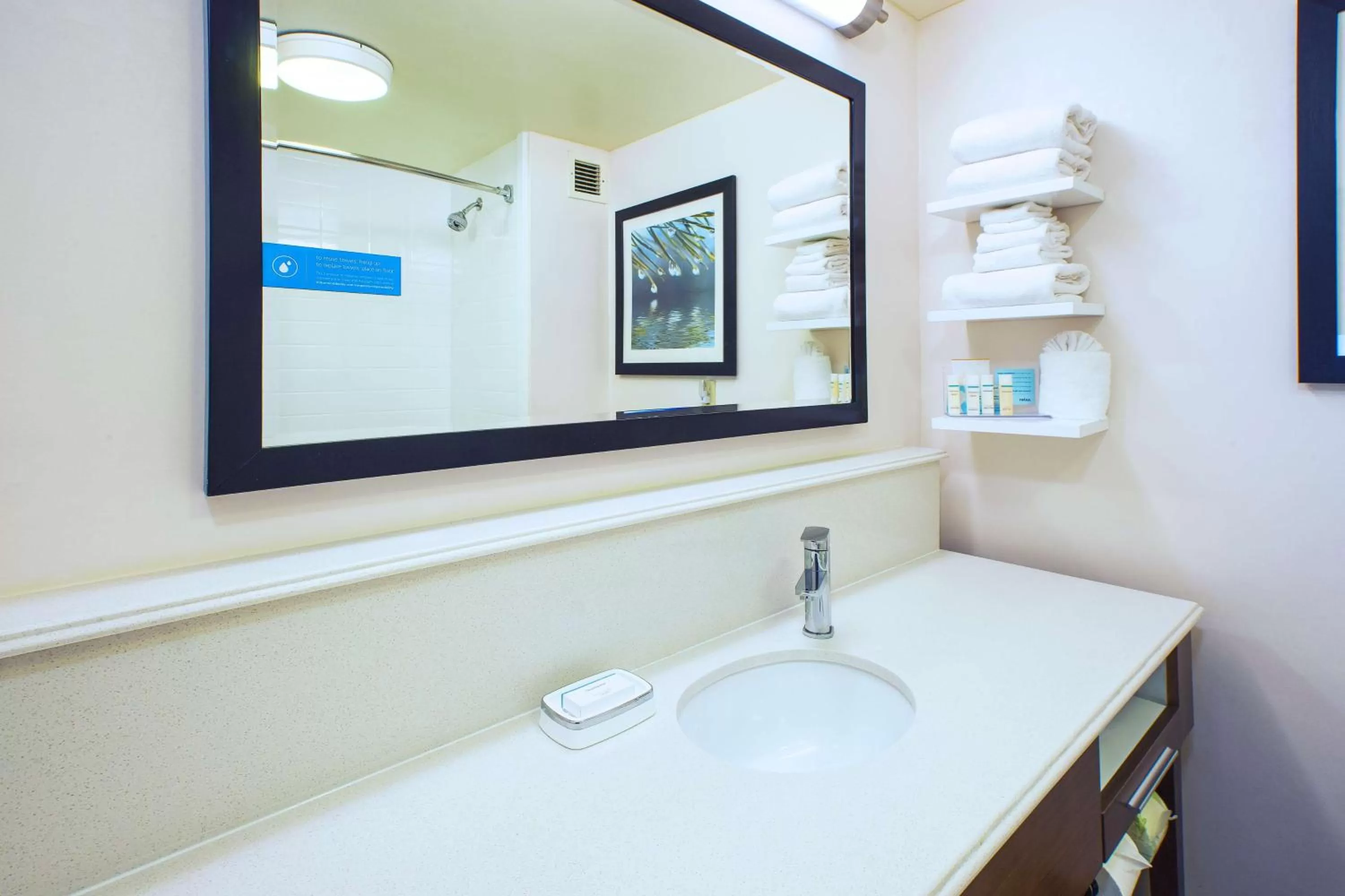 Bed in Hampton Inn & Suites Providence-Warwick Airport