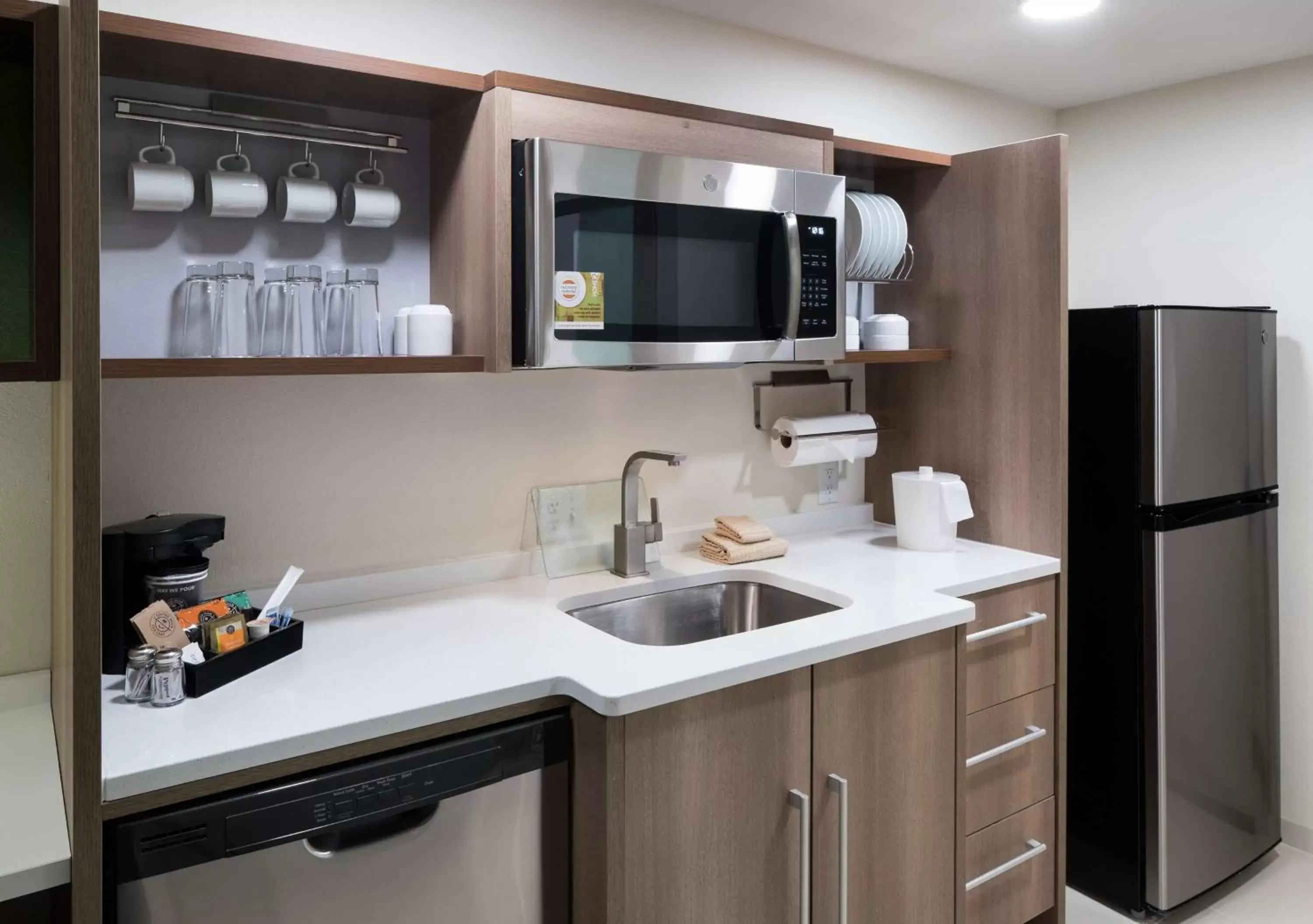 Kitchen or kitchenette, Kitchen/Kitchenette in Home2 Suites By Hilton Jacksonville Airport