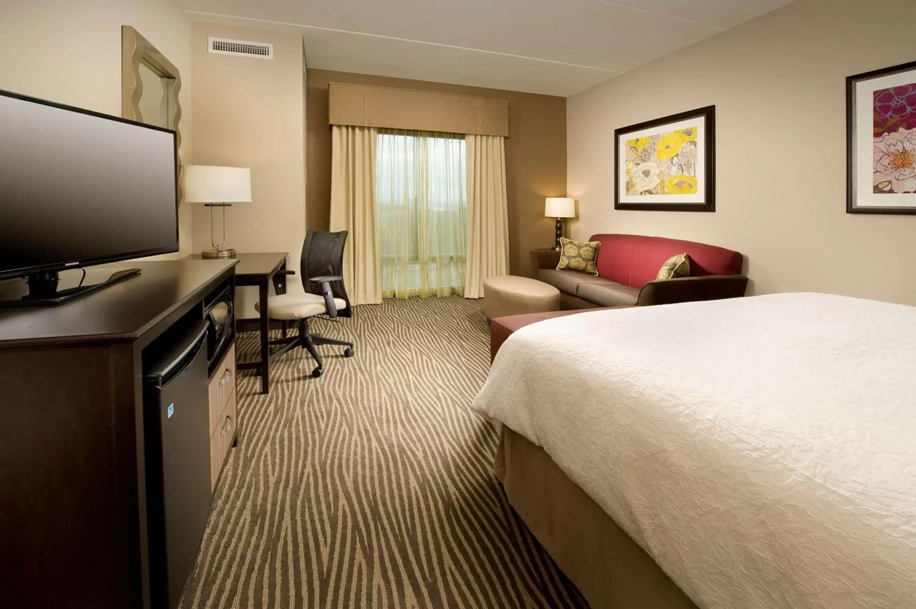 Bedroom, TV/Entertainment Center in Hampton Inn & Suites Chattanooga/Hamilton Place